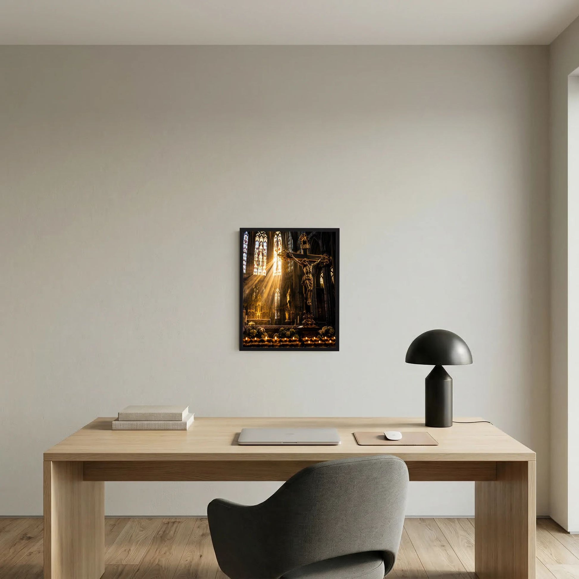Hochformat-Poster mit Kruzifix, goldener Christusfigur, Lichtstrahlen und dunklem Kirchensaal