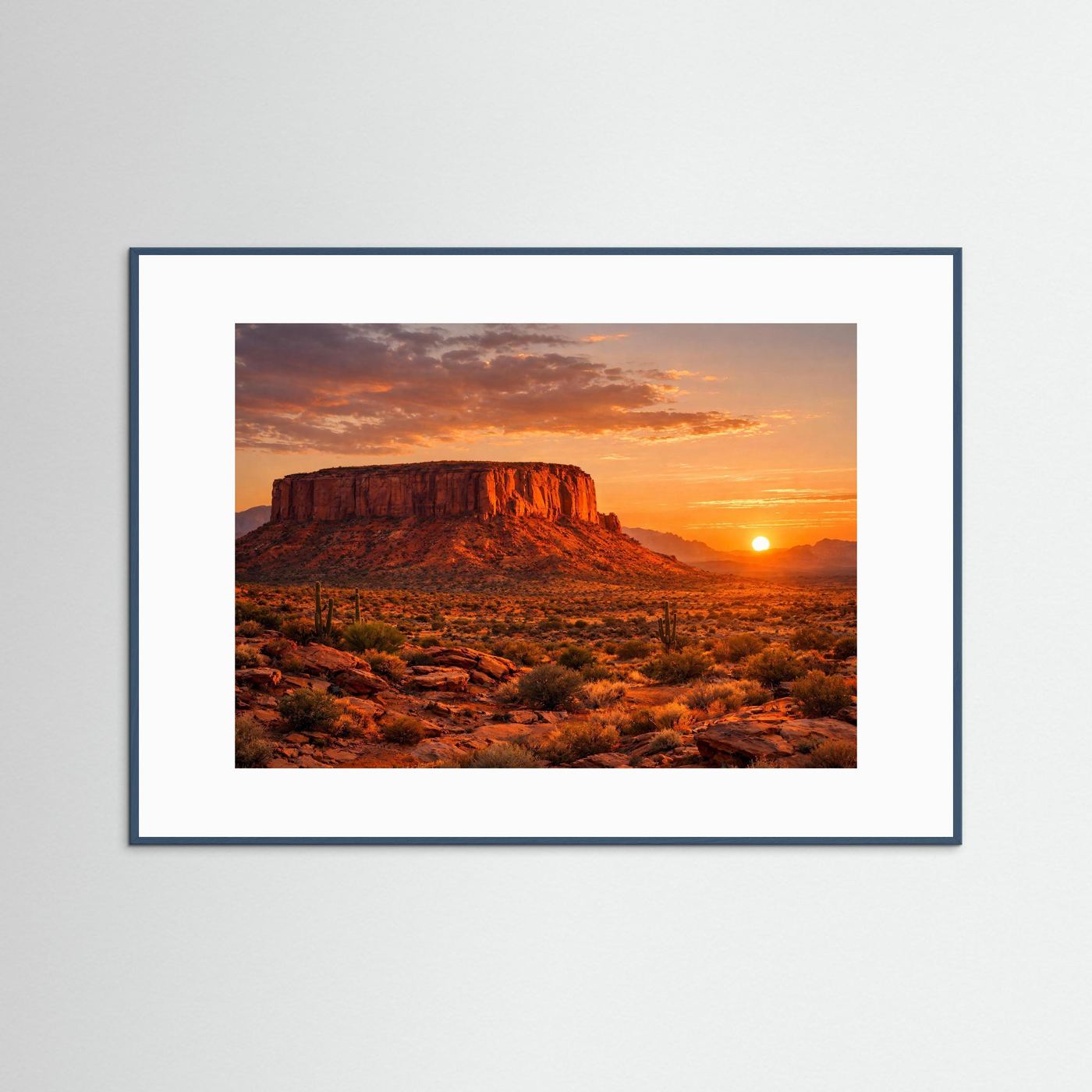 Wandbild mit Wüstenlandschaft im Sonnenuntergang, blauer Rahmen, weiße Einfassung