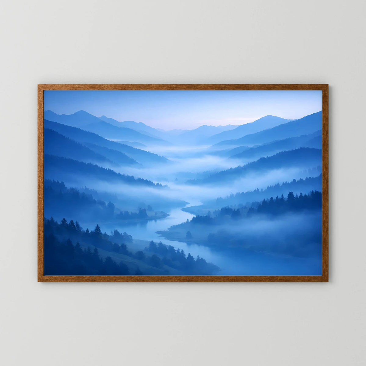 Poster im Querformat mit blauer Berglandschaft im Nebel, brauner Holzrahmen