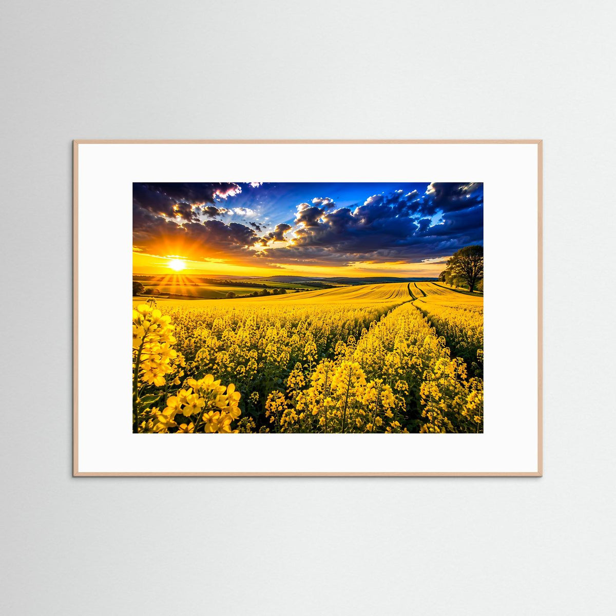 Poster mit Rapsfeld im Sonnenuntergang, gelbe Blüten und blauer Himmel, beiger Holzrahmen