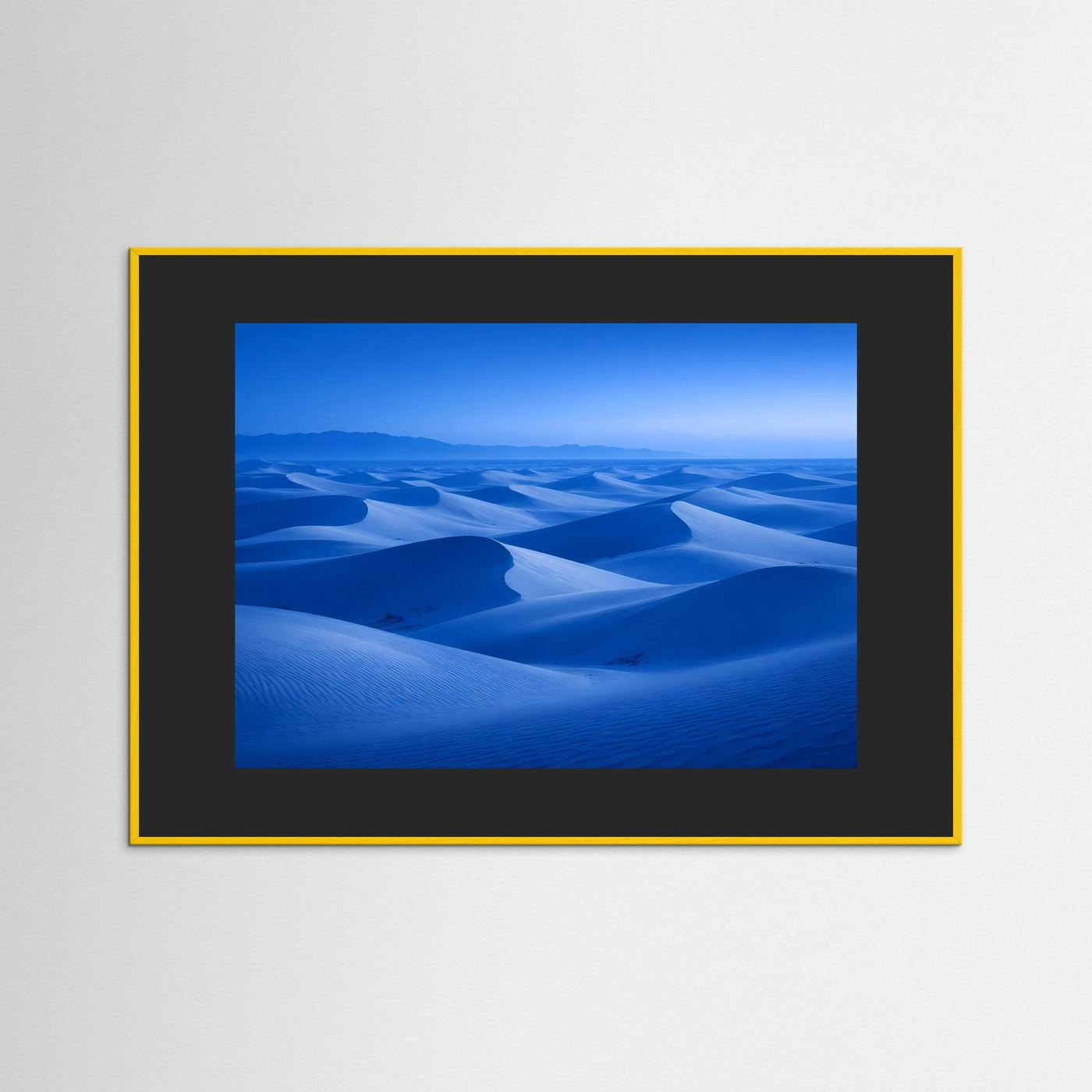 Wandbild mit blauem Wüsten-Dünenmotiv im dunklen Rahmen mit goldener Umrandung