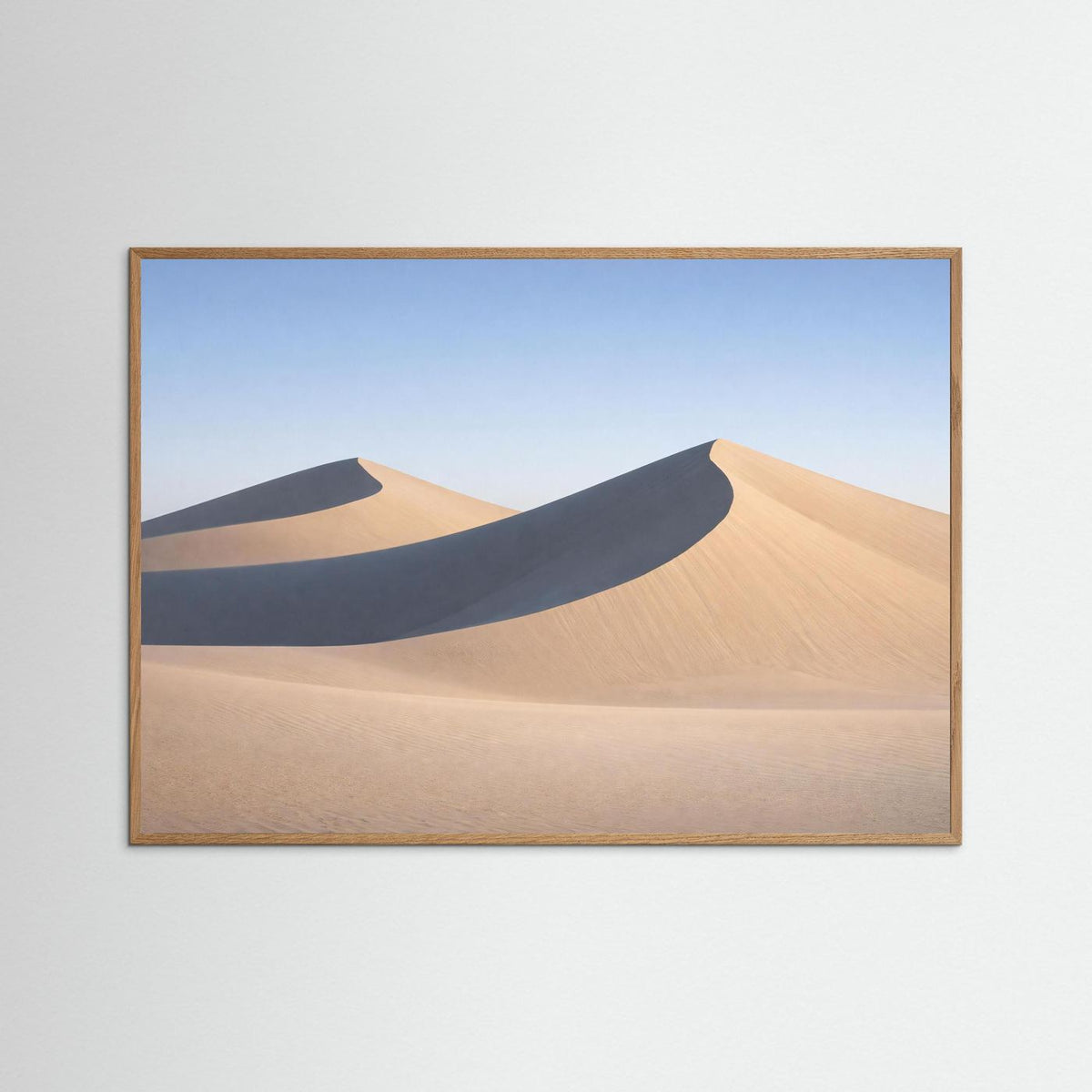 Naturposter im Panorama-Querformat mit Wüstendünen im naturfarbenen Holzrahmen