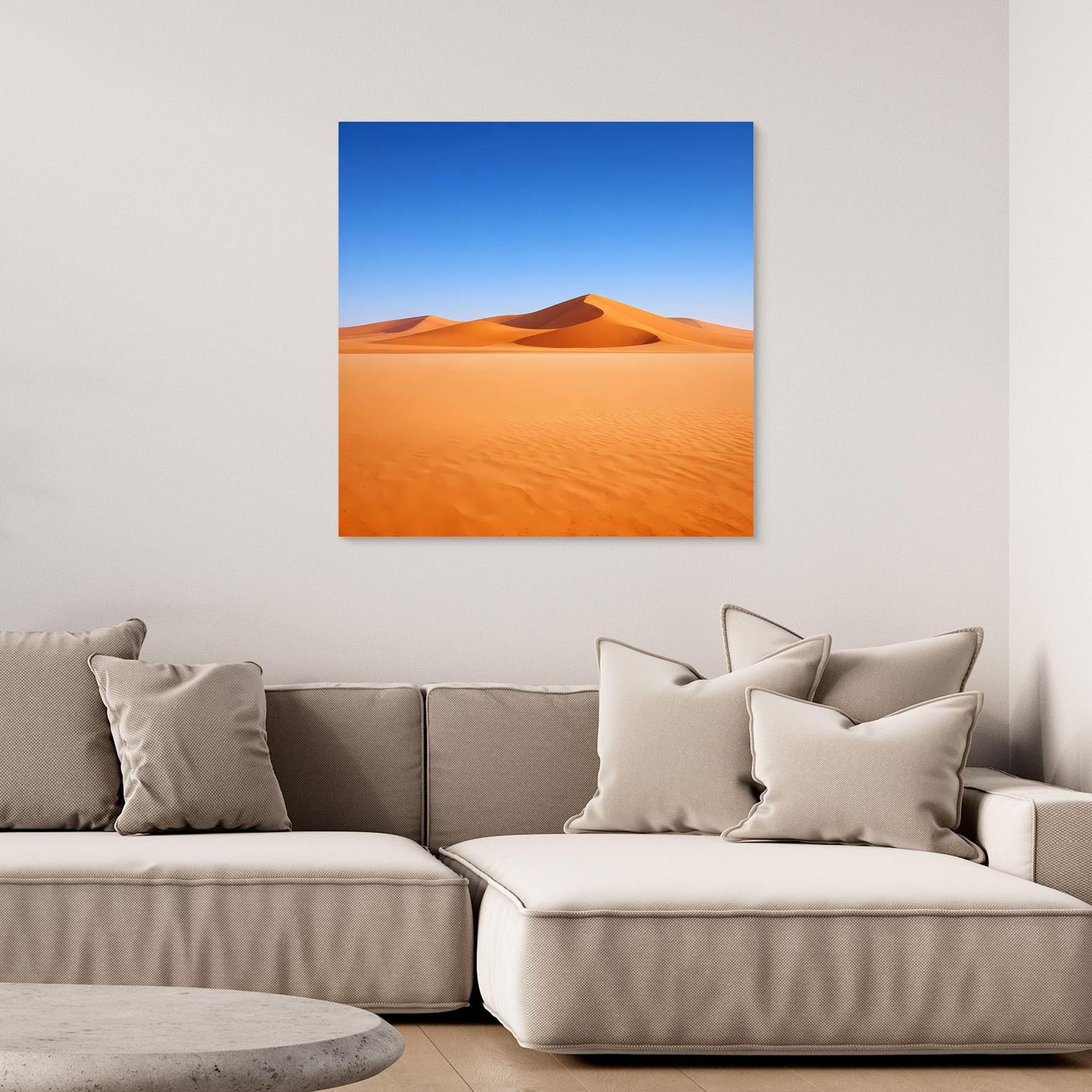 Leinwandbild mit Sanddünen ohne sichtbaren Rahmen, blauem Himmel und orangefarbenem Wüstensand.
