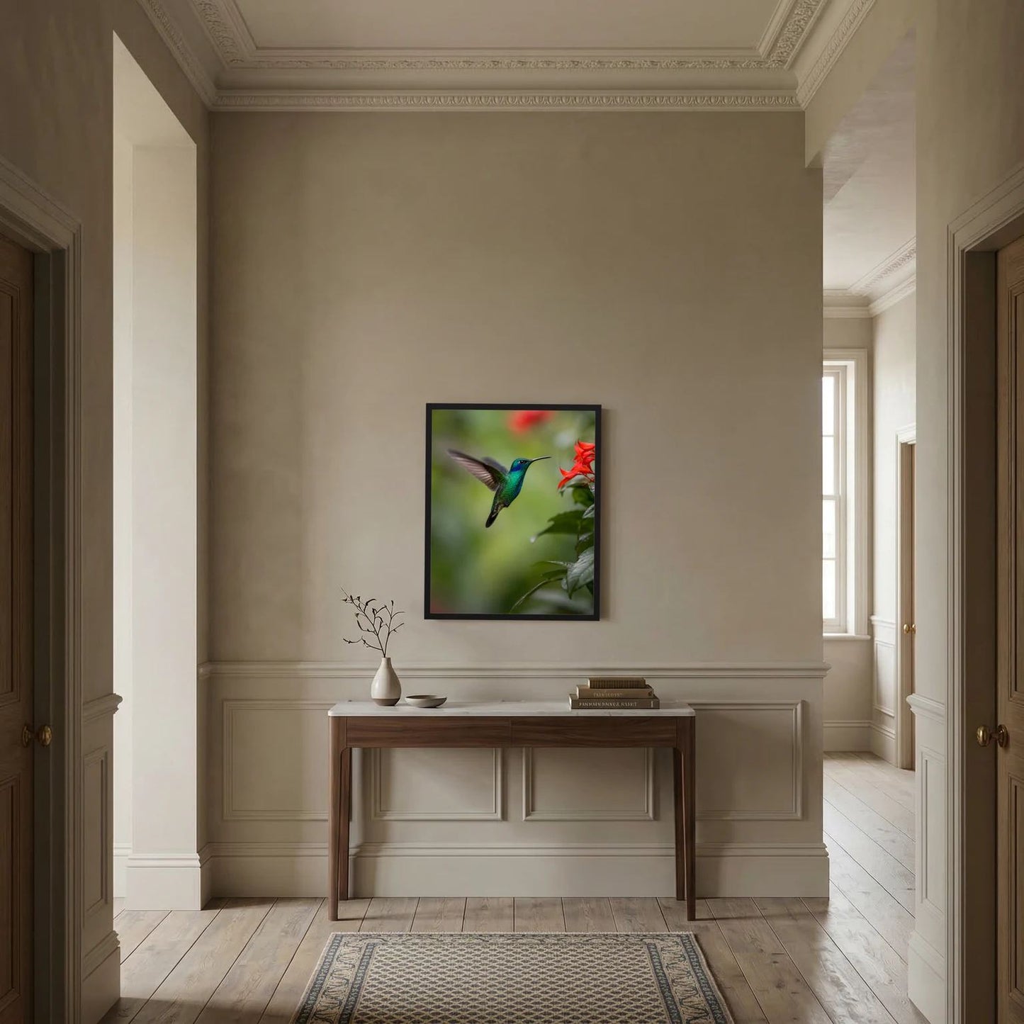 Wandbild im schwarzen Rahmen mit Kolibri im Flug und roten Blüten