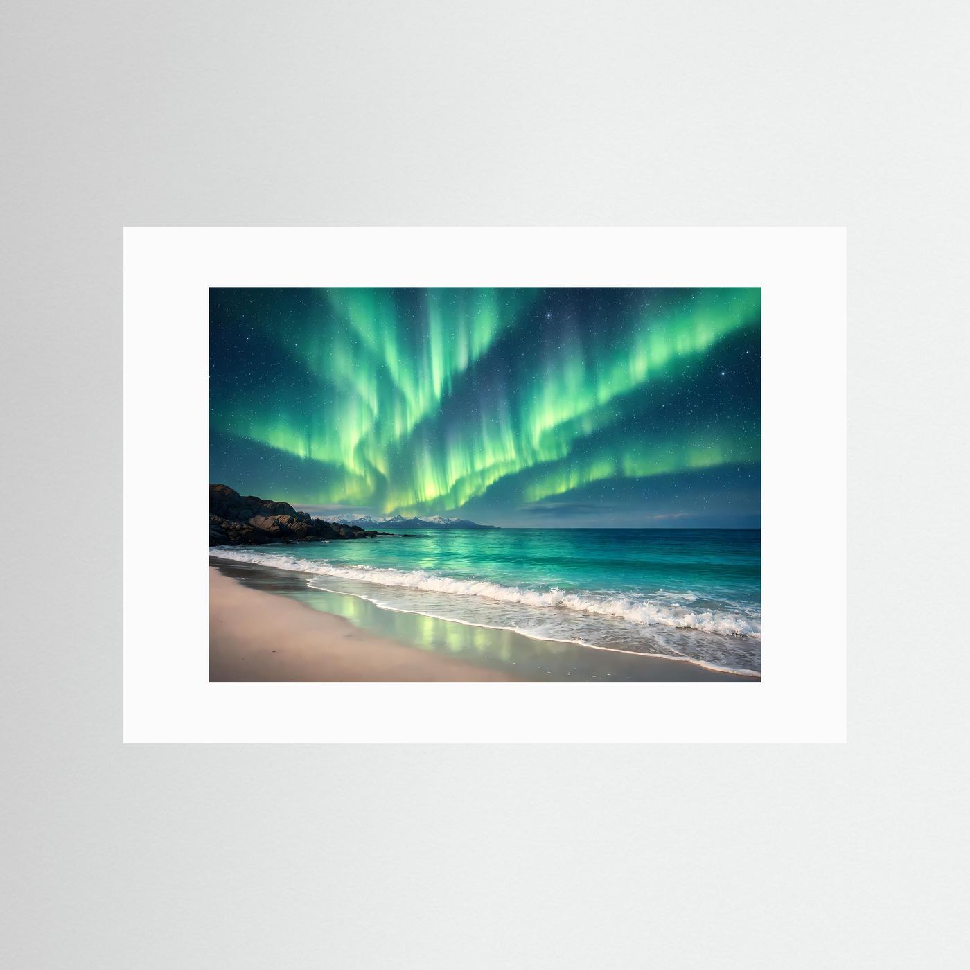 Poster im Querformat mit weißem Passepartout: grüne Polarlichter über dem Strand.
