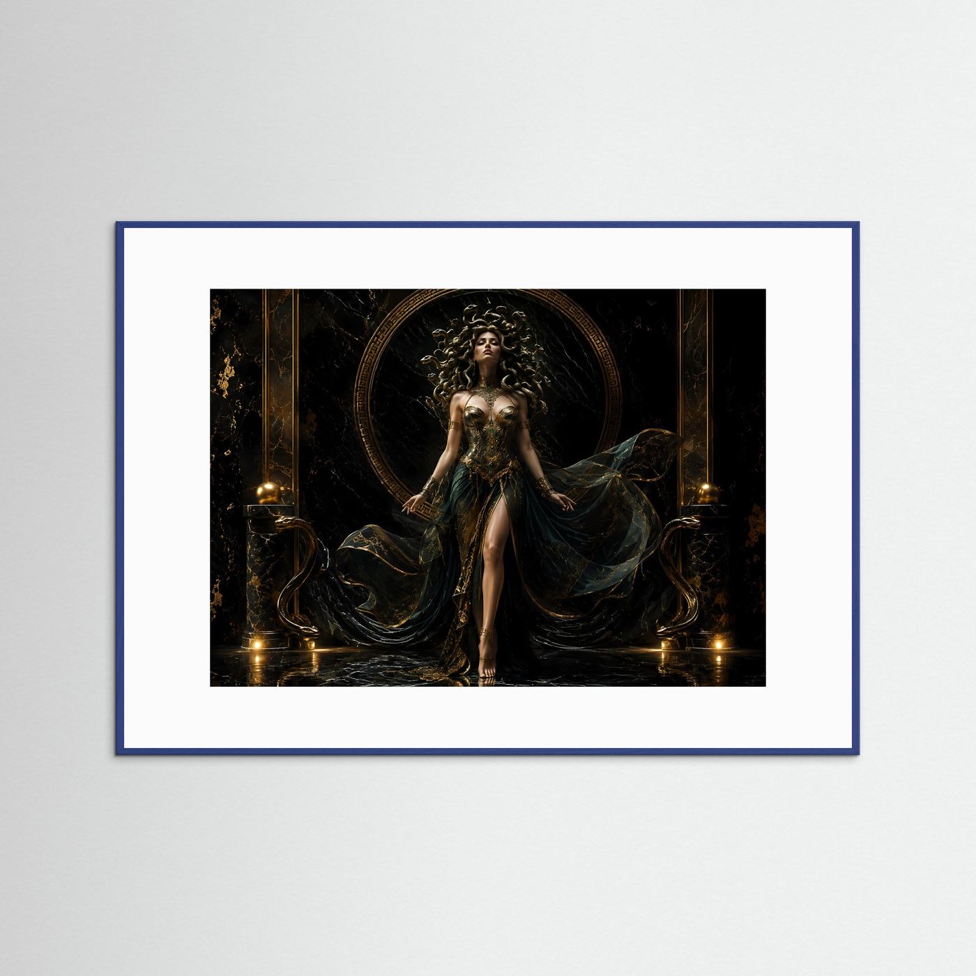 Majestätische Medusa in Schwarz und Gold | Griechische Mythologie & Mystik Poster
