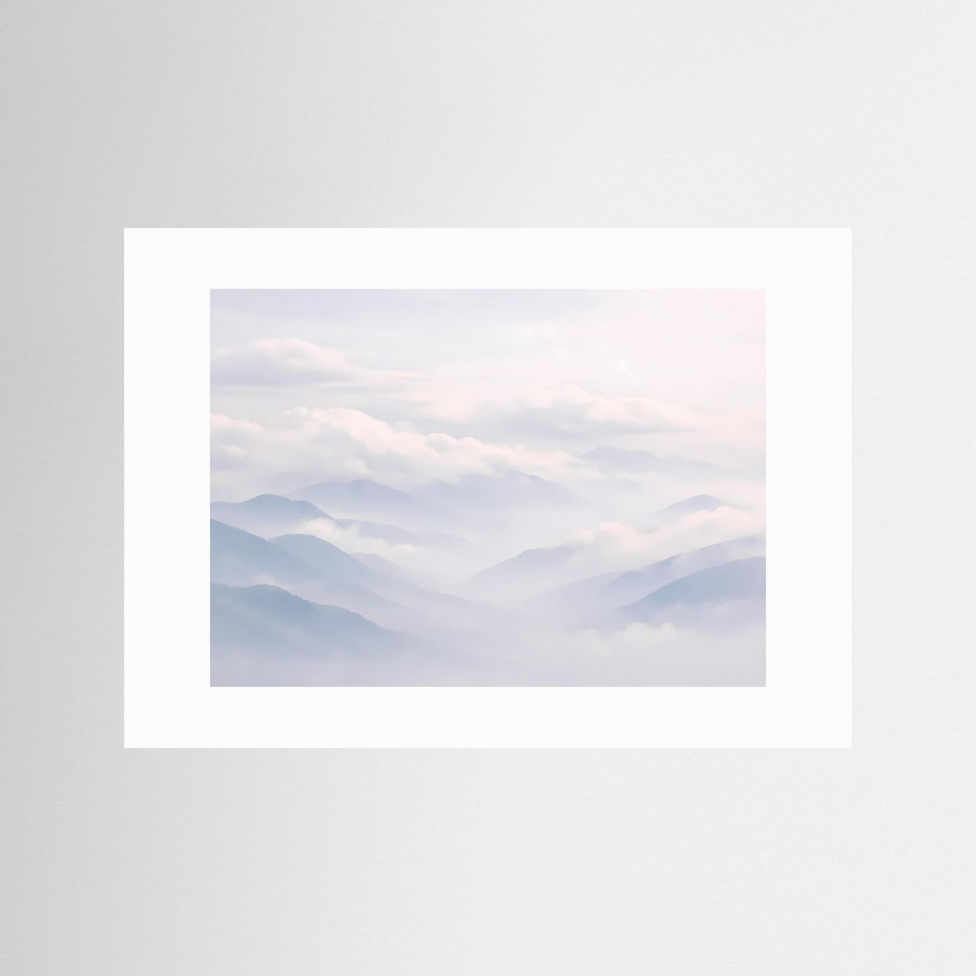 Panorama-Landschaftsposter mit nebligen Bergen im Wolkenmeer, ohne Rahmen mit Passepartout