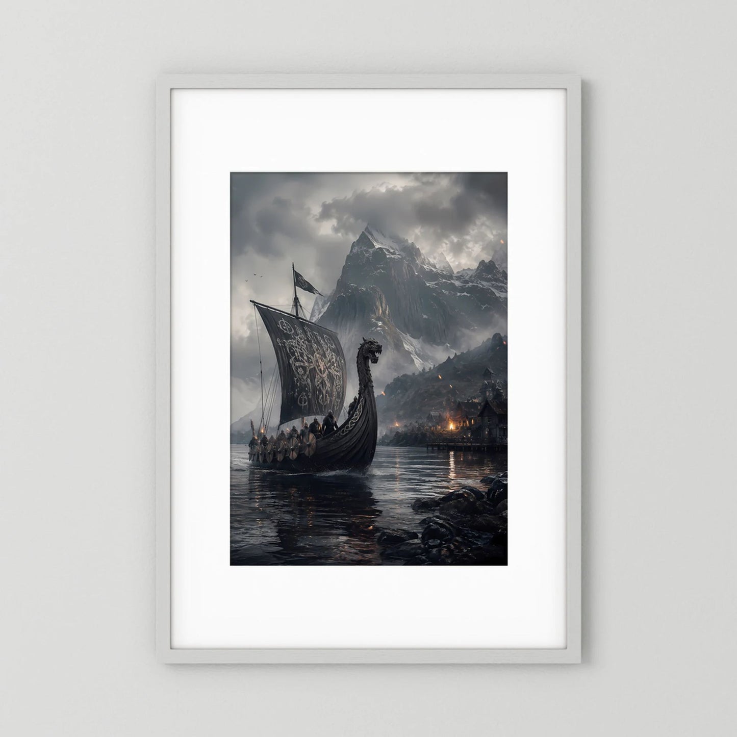 Wandposter im Hochformat mit Wikingerschiff im Fjord und Bergen, schwarz
