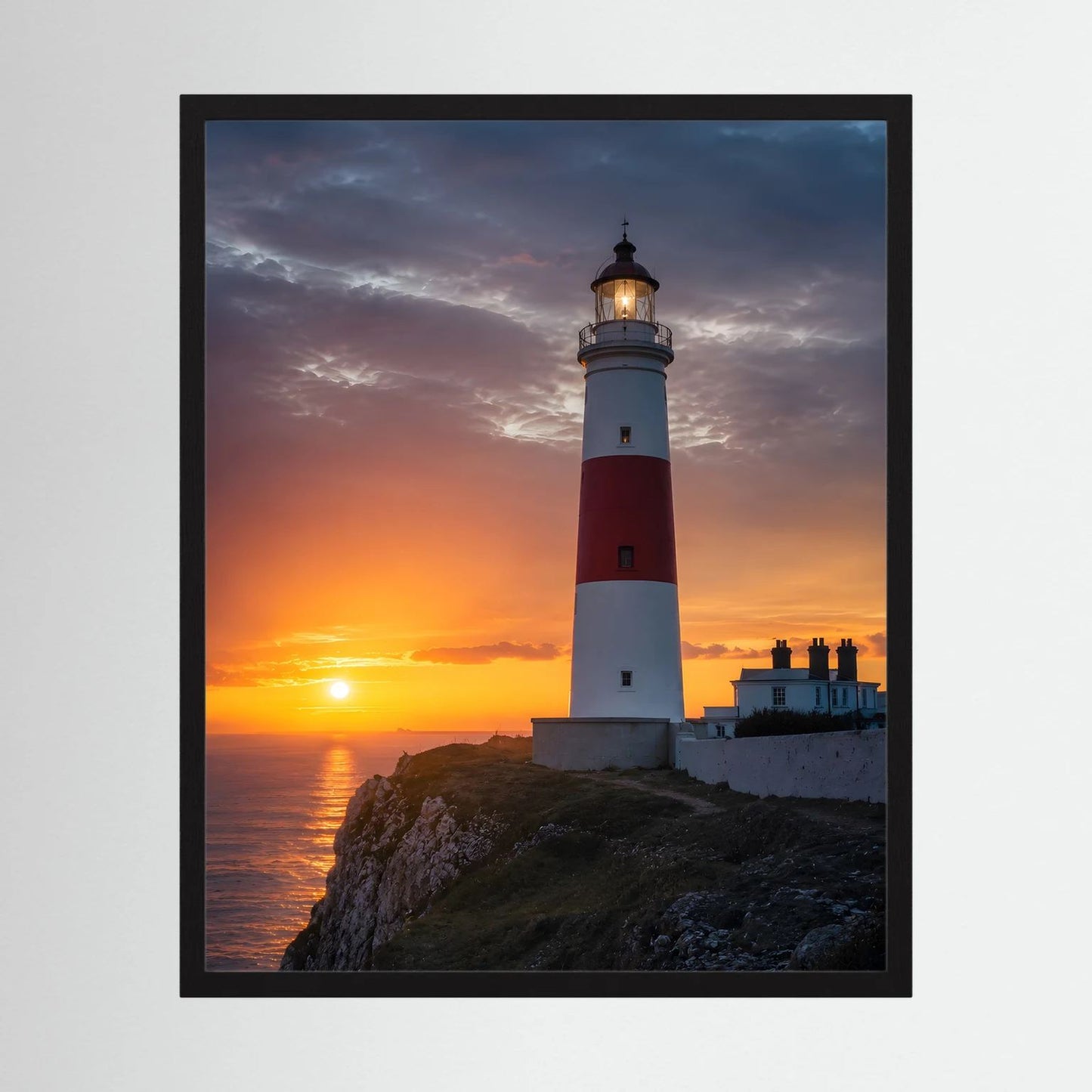 Gerahmtes Wandposter: Leuchtturm am Meer bei Sonnenuntergang, hochformatig