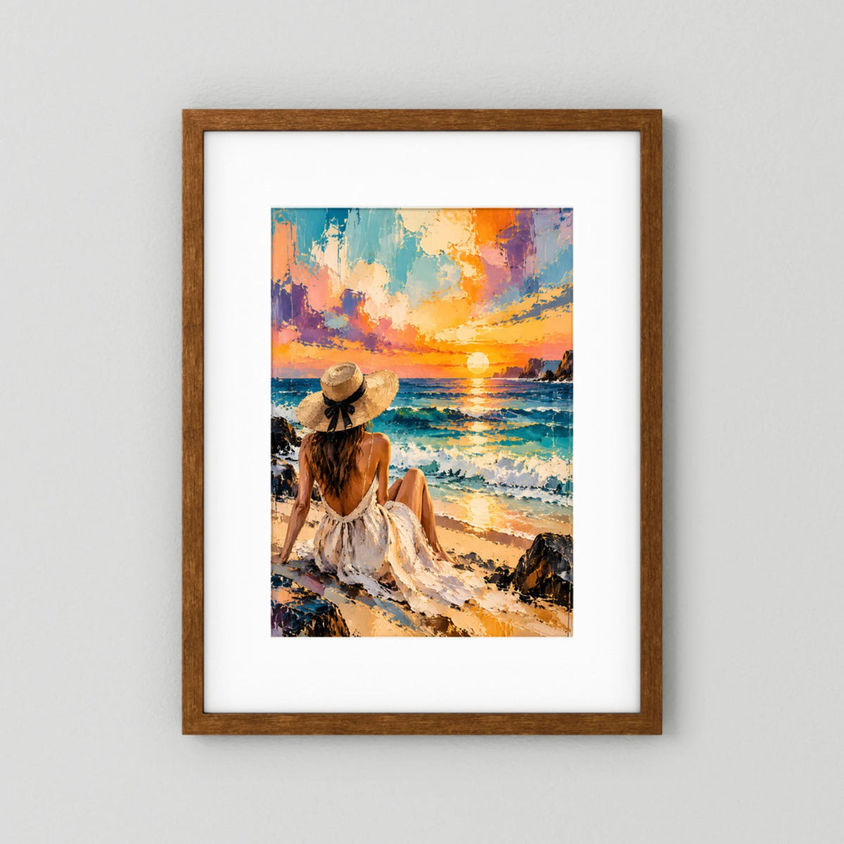 Poster im braunen Holzrahmen: Frau am Strand mit Strohhut, abstrakte Farbwolken über dem Meer