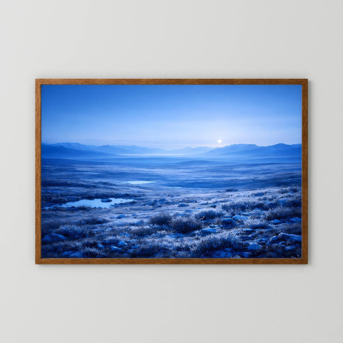 Querformat-Wandbild mit dunklem Holzrahmen und arktischer Tundra im Mondschein