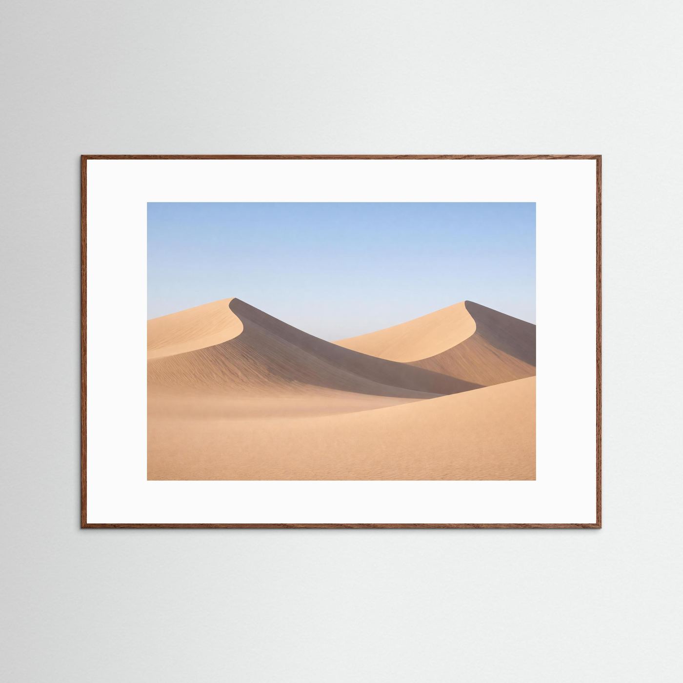 Poster mit Dünenlandschaft der Sahara, Querformat im braunen Holzrahmen