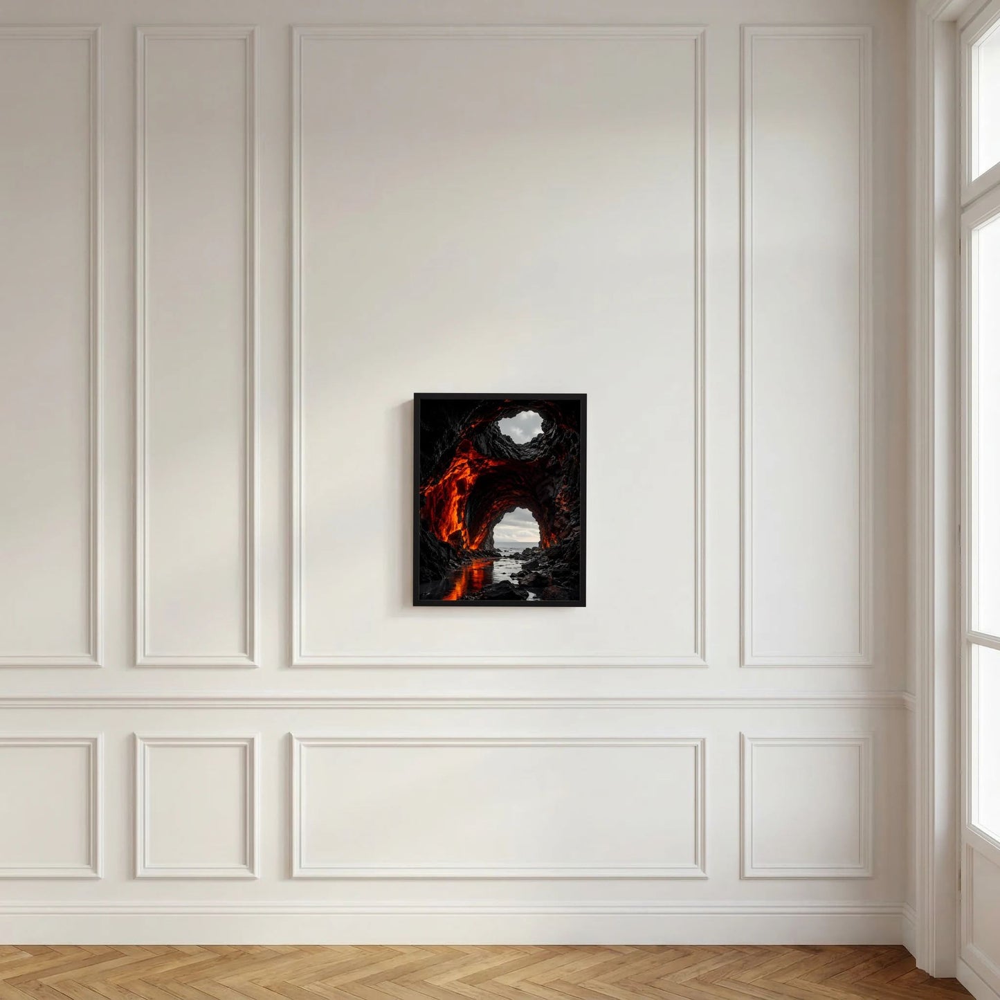 Hochformat-Poster in schwarzem Rahmen: Lavaglut und dunkle Felsgewölbe mit Meerhorizont