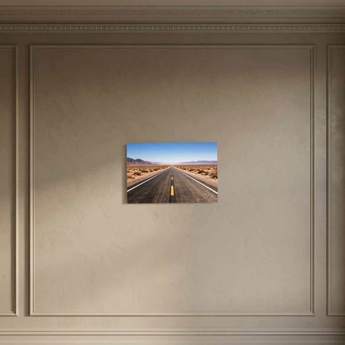 Wandbild im Querformat mit zentrierter Wüstenstraße und gelber Markierungslinie.