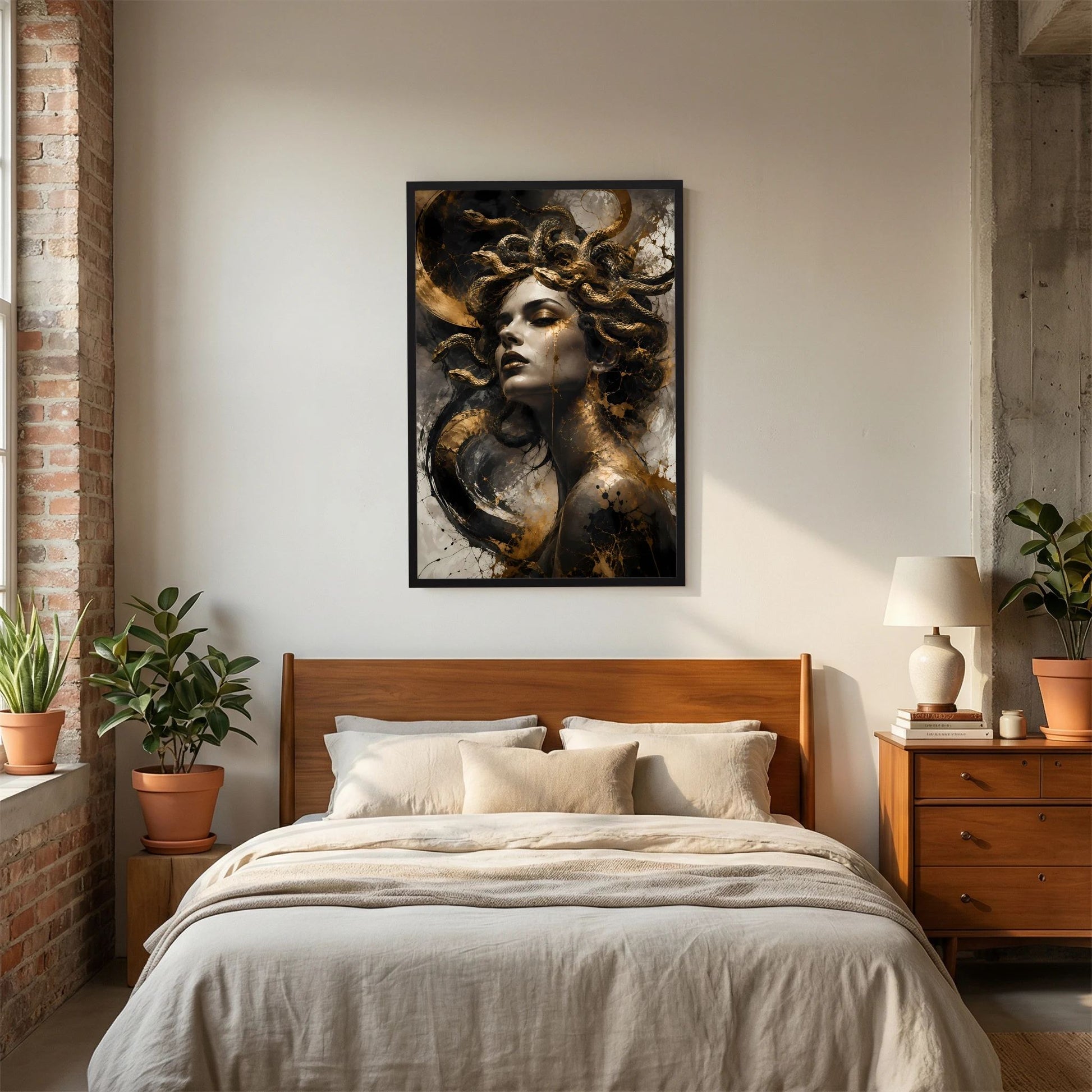 Hochformatiges Medusa-Poster mit goldenen Schlangen und dunklem, goldgeflecktem Hintergrund im Rahmen