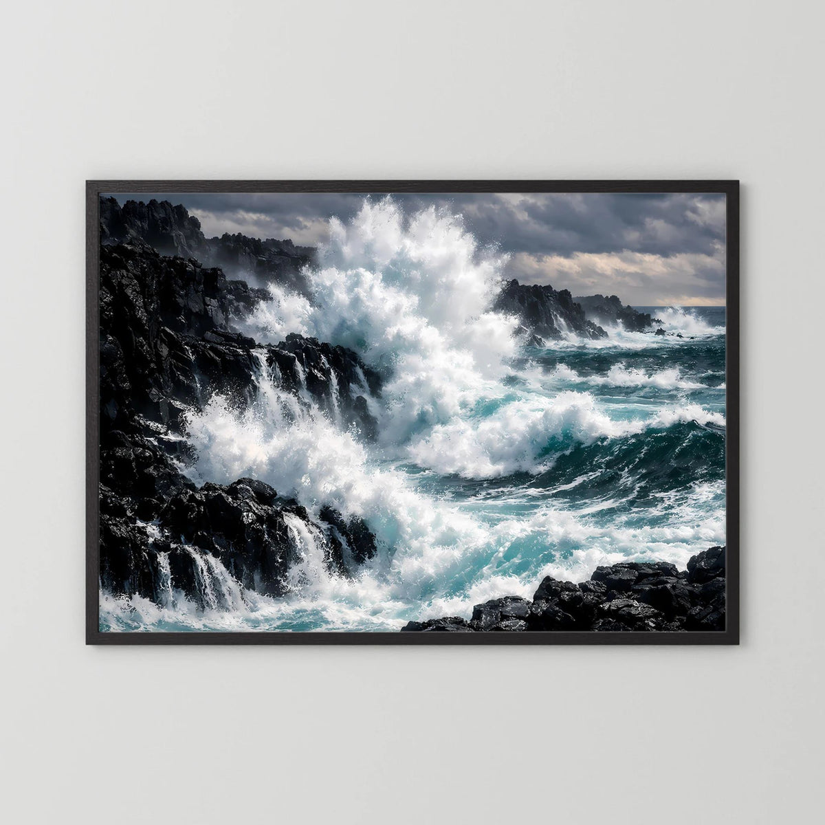 Wandposter mit schwarzem Rahmen: Meerbrandung auf Steinküste, Querformat