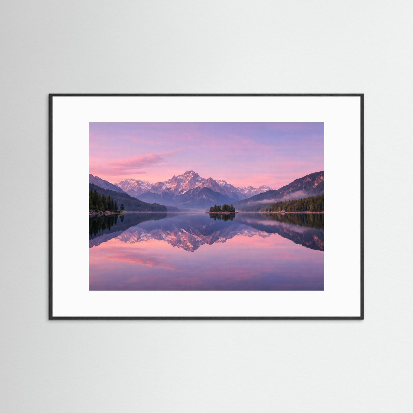 Naturposter im Querformat mit Alpenpanorama und Spiegelung im See, schwarzer Rahmen & weißes Passepartout