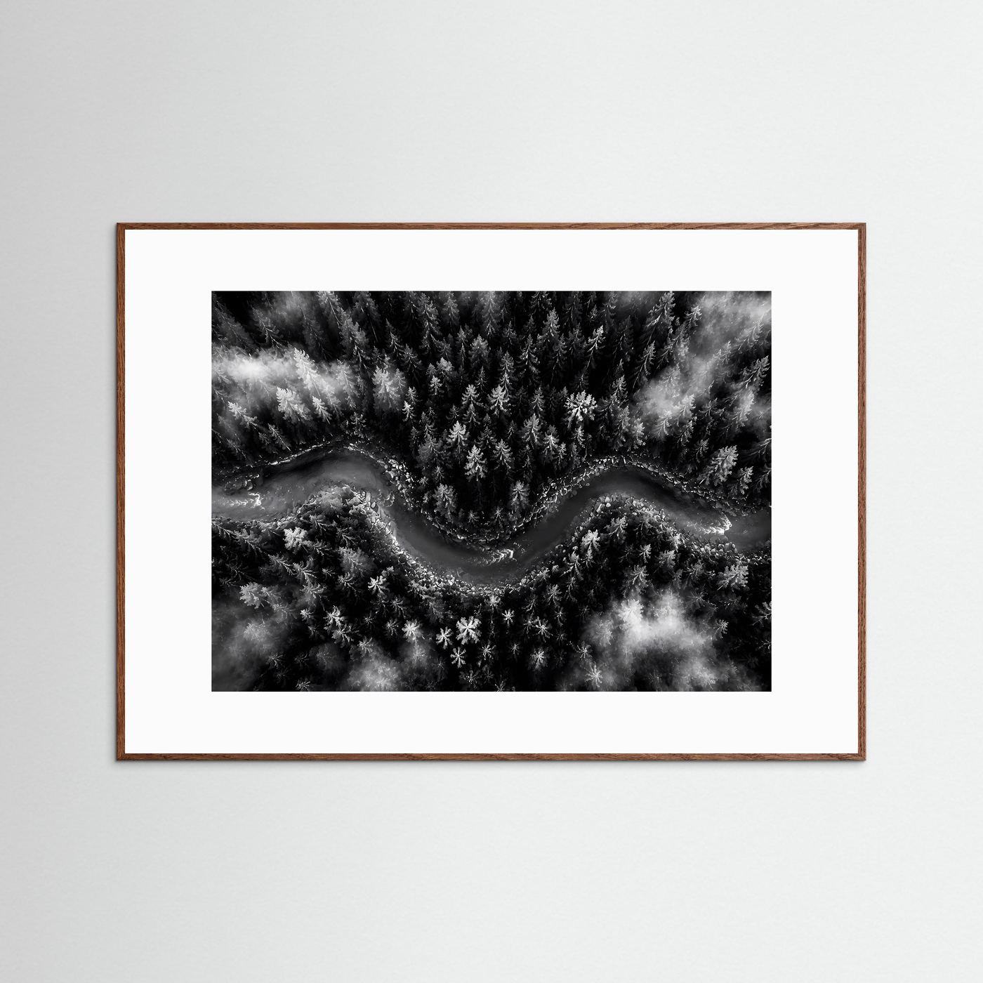 Mystischer Waldfluss im Nebel | Schwarz-Weiß Natur Landschaft – Modernes Poster Querformat