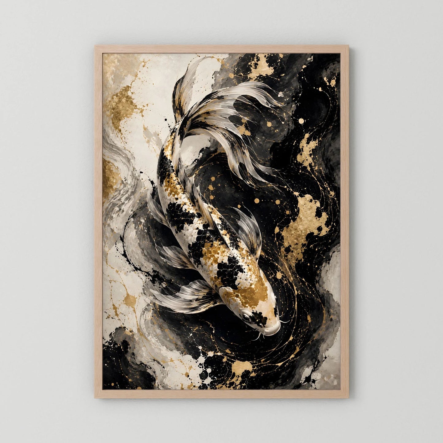 Koi-Wandposter im hellbraunen Holzrahmen mit abstraktem Koi in Schwarz, Weiß und Gold