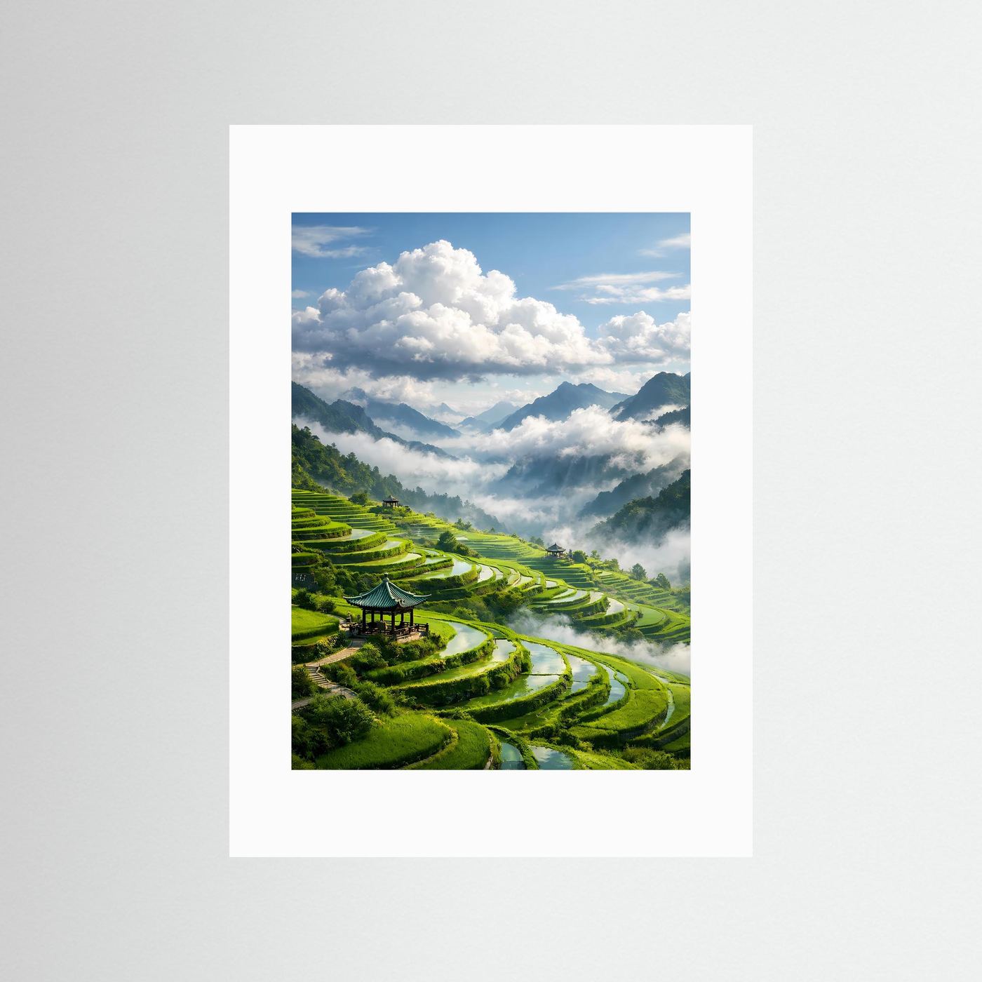 Hochformatiges Natur-Poster mit Reisterrassen und Nebel, weißer Rand