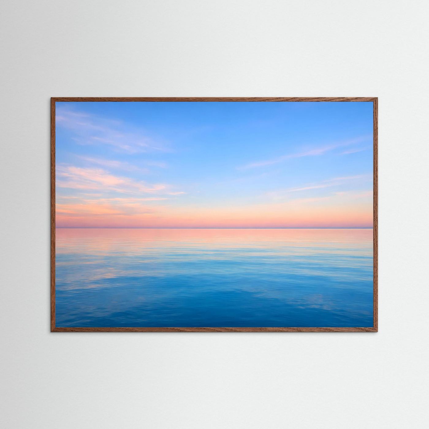 Wandbild mit Meerblick im Abendlicht, brauner Rahmen