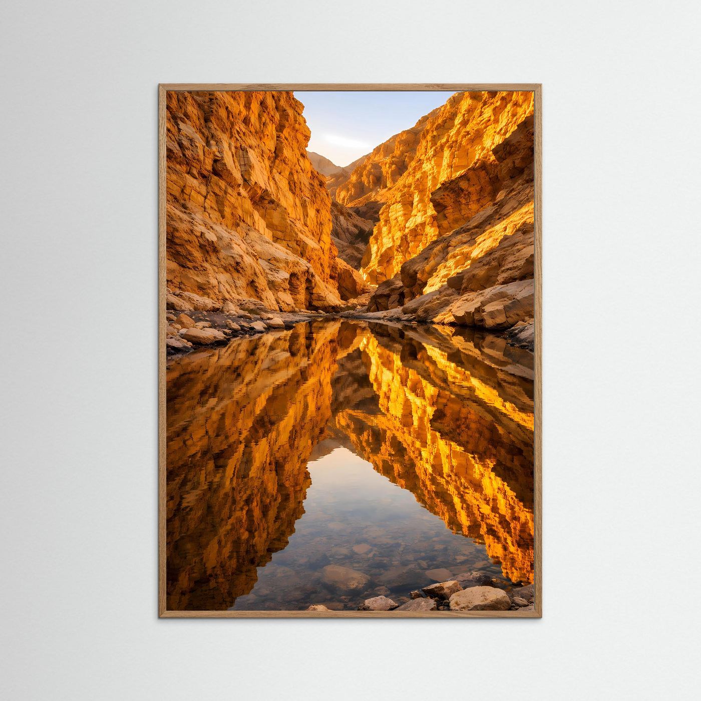 Canyon-Poster mit Wasserspiegelung, gerahmt in hellem Eichenholzrahmen.