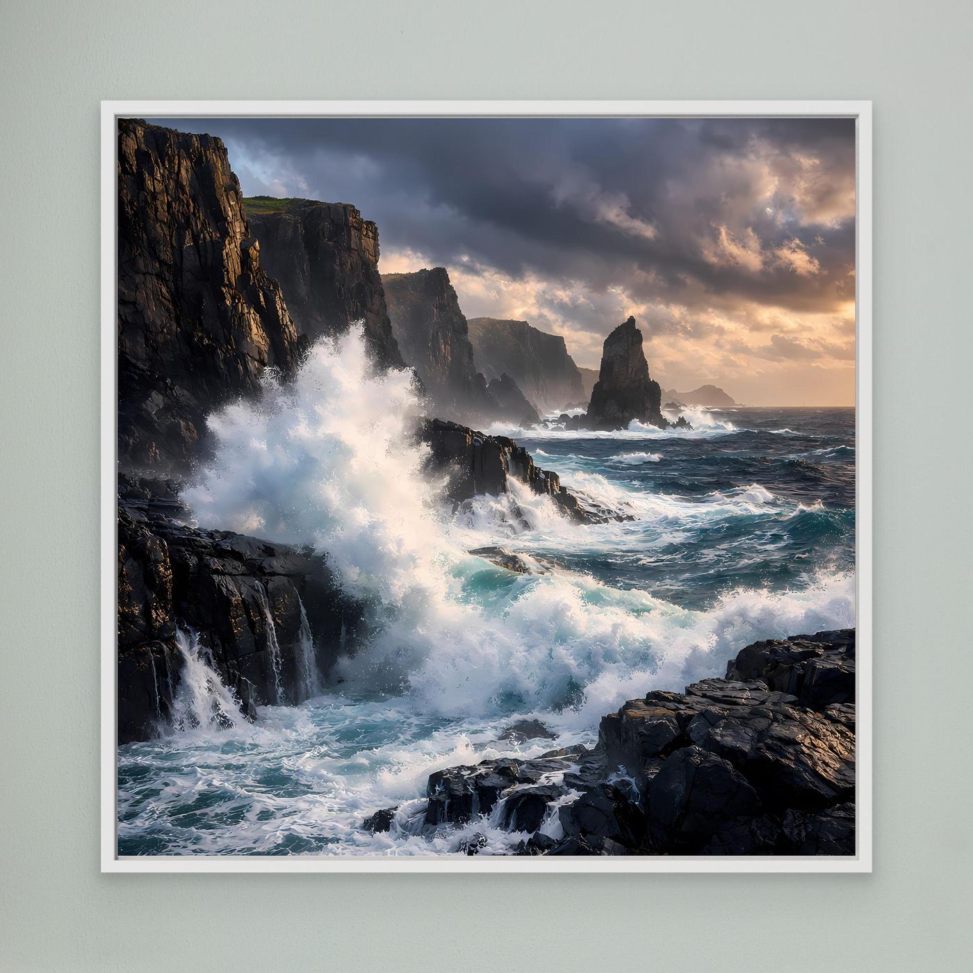 Leinwandbild mit dunklen Klippen und tosenden Wellen im Meer, weißer Rahmen