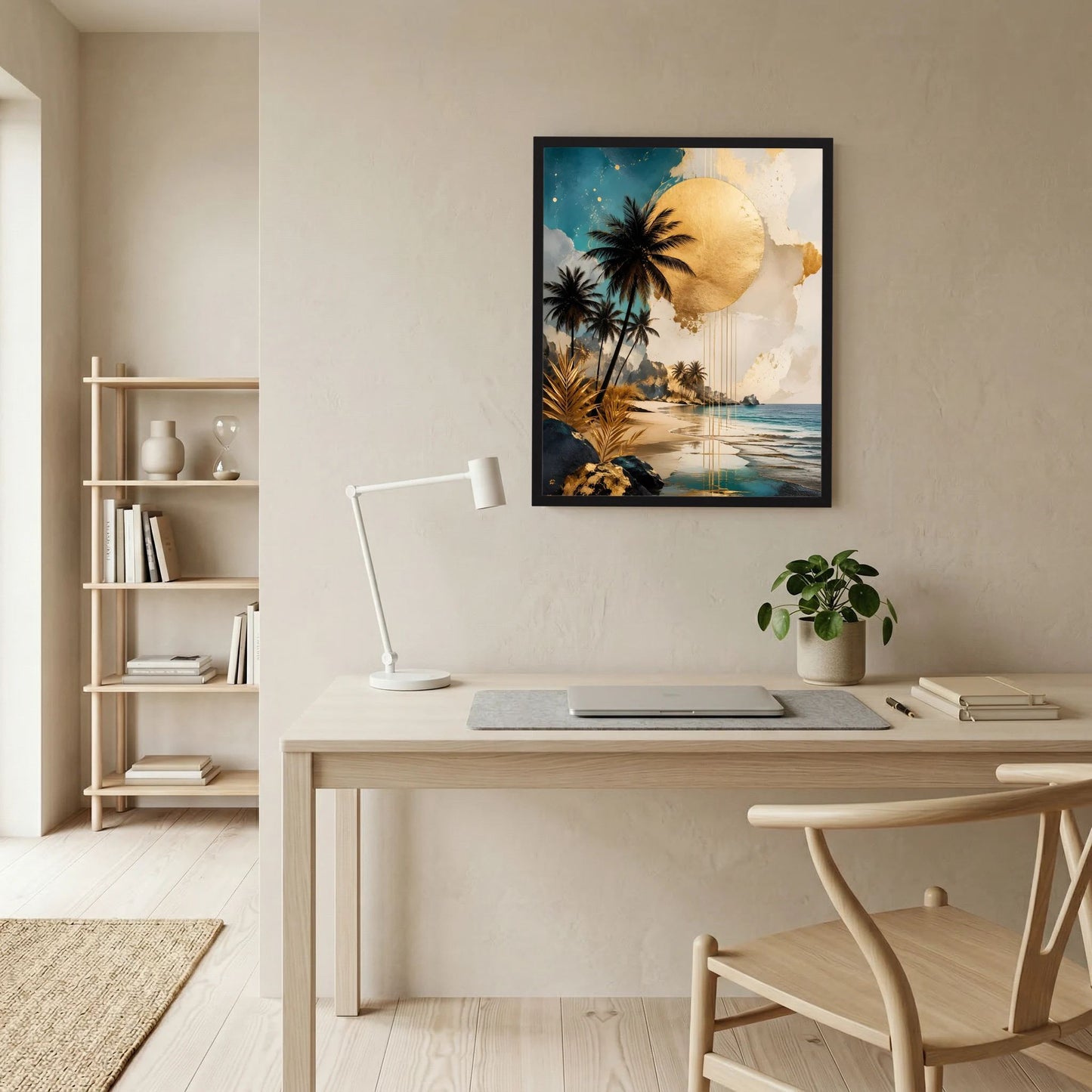 Strand-Poster mit Palmen und goldener Sonne im schwarzen Rahmen über Schreibtisch