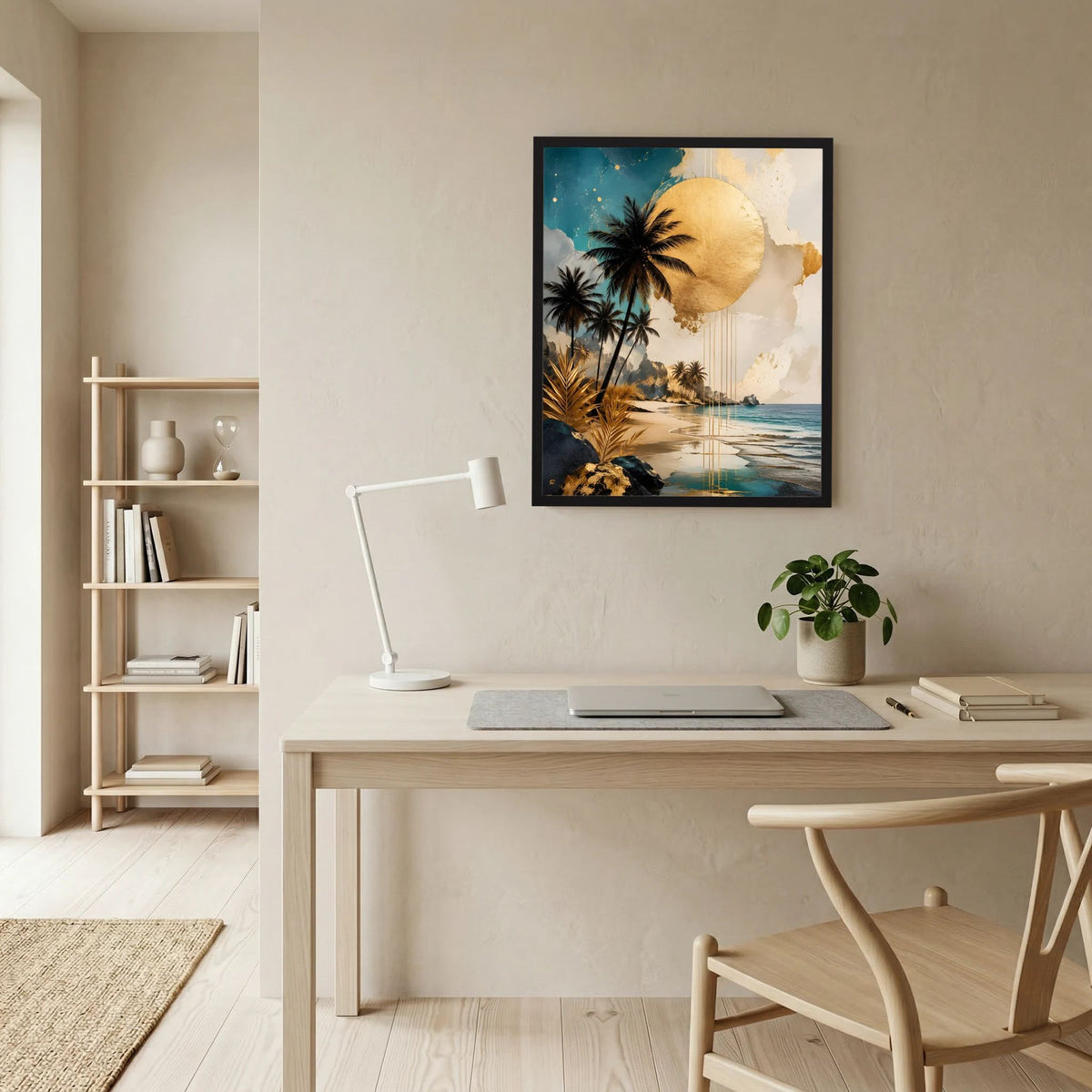 Strand-Poster mit Palmen und goldener Sonne im schwarzen Rahmen über Schreibtisch
