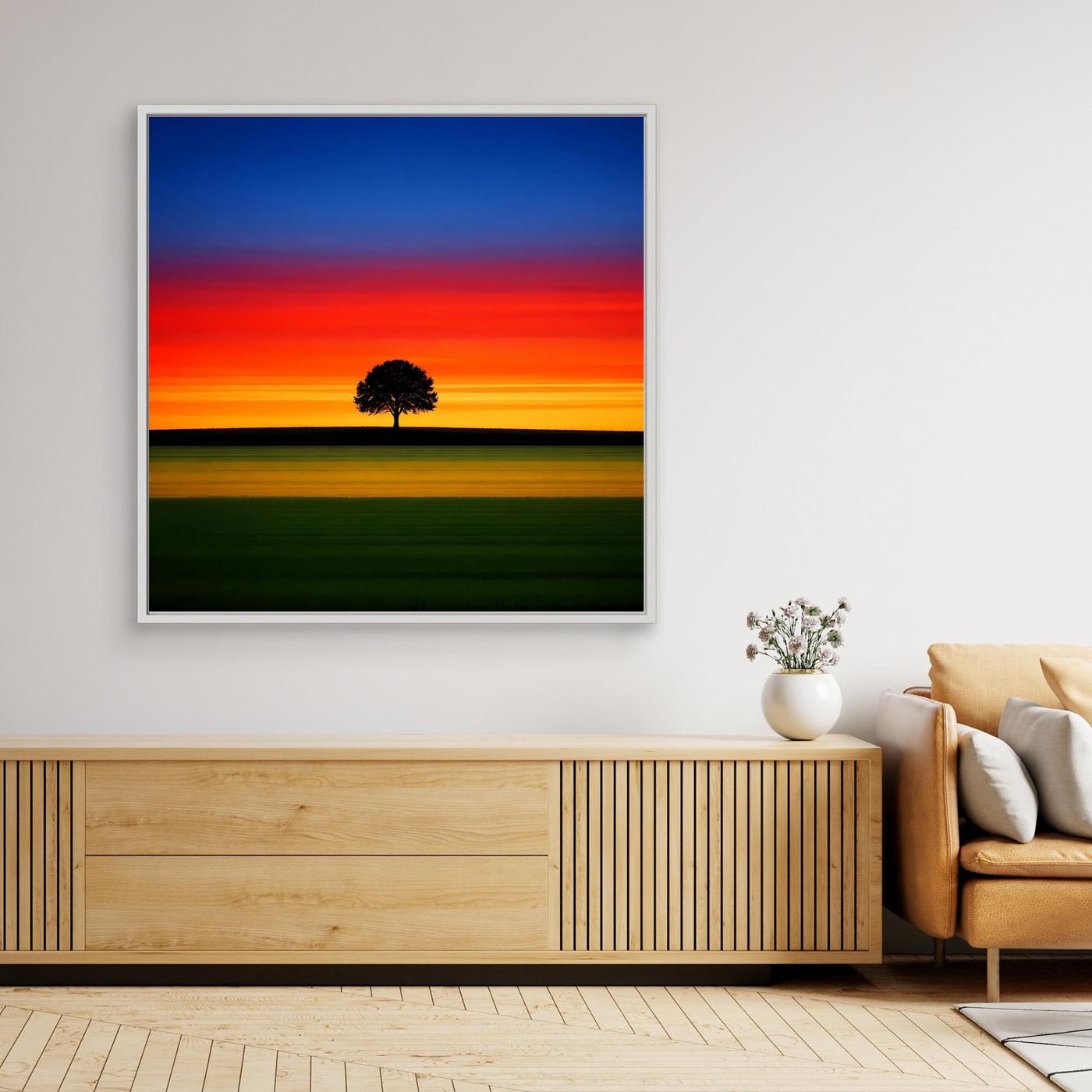 Gerahmtes Leinwandbild mit Sonnenuntergangslandschaft und einsamem Baum, heller Rahmen