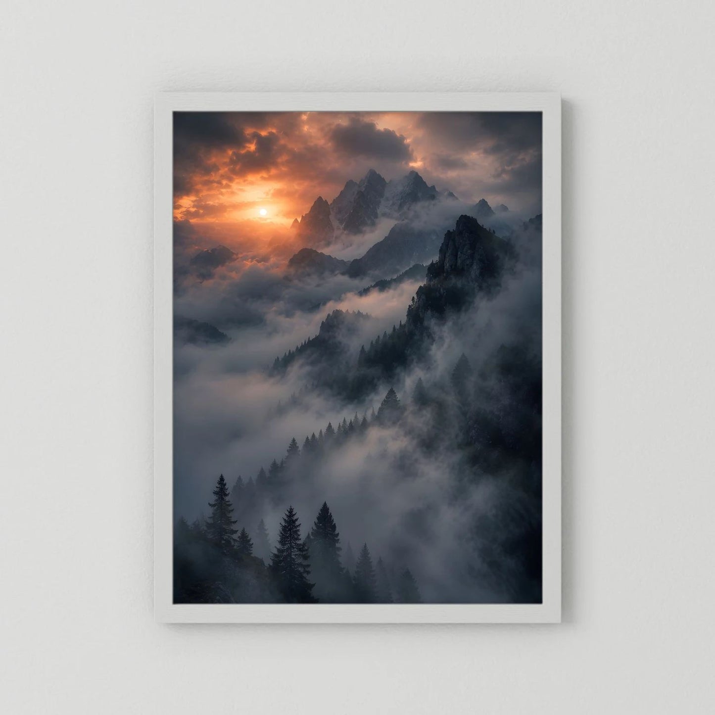 Berge im Nebel Poster mit Sonnenuntergang, verschleierte Bergspitzen, Tannenwald im weißen Rahmen.