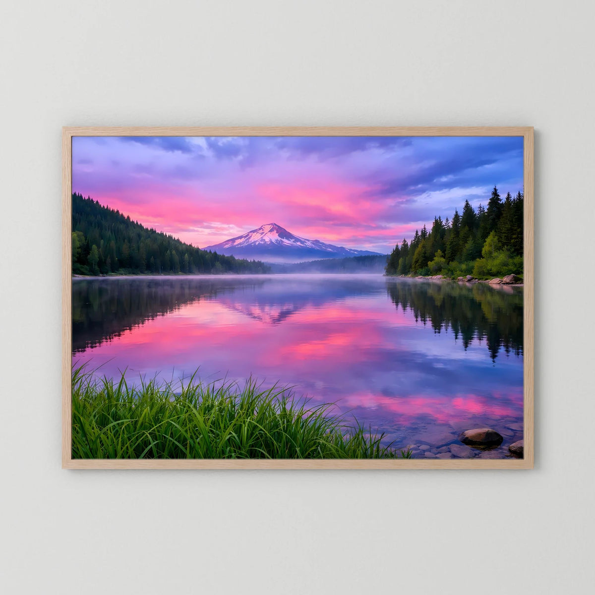 Gerahmtes Poster im Querformat mit Seeufer und Berglandschaft bei Sonnenuntergang