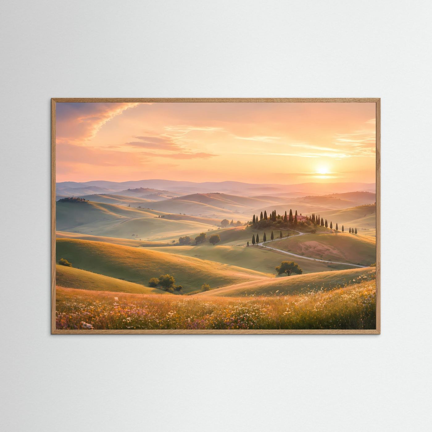 Poster im Querformat mit toskanischer Hügellandschaft, Sonnenuntergang und Zypressenreihe, heller Holzrahmen