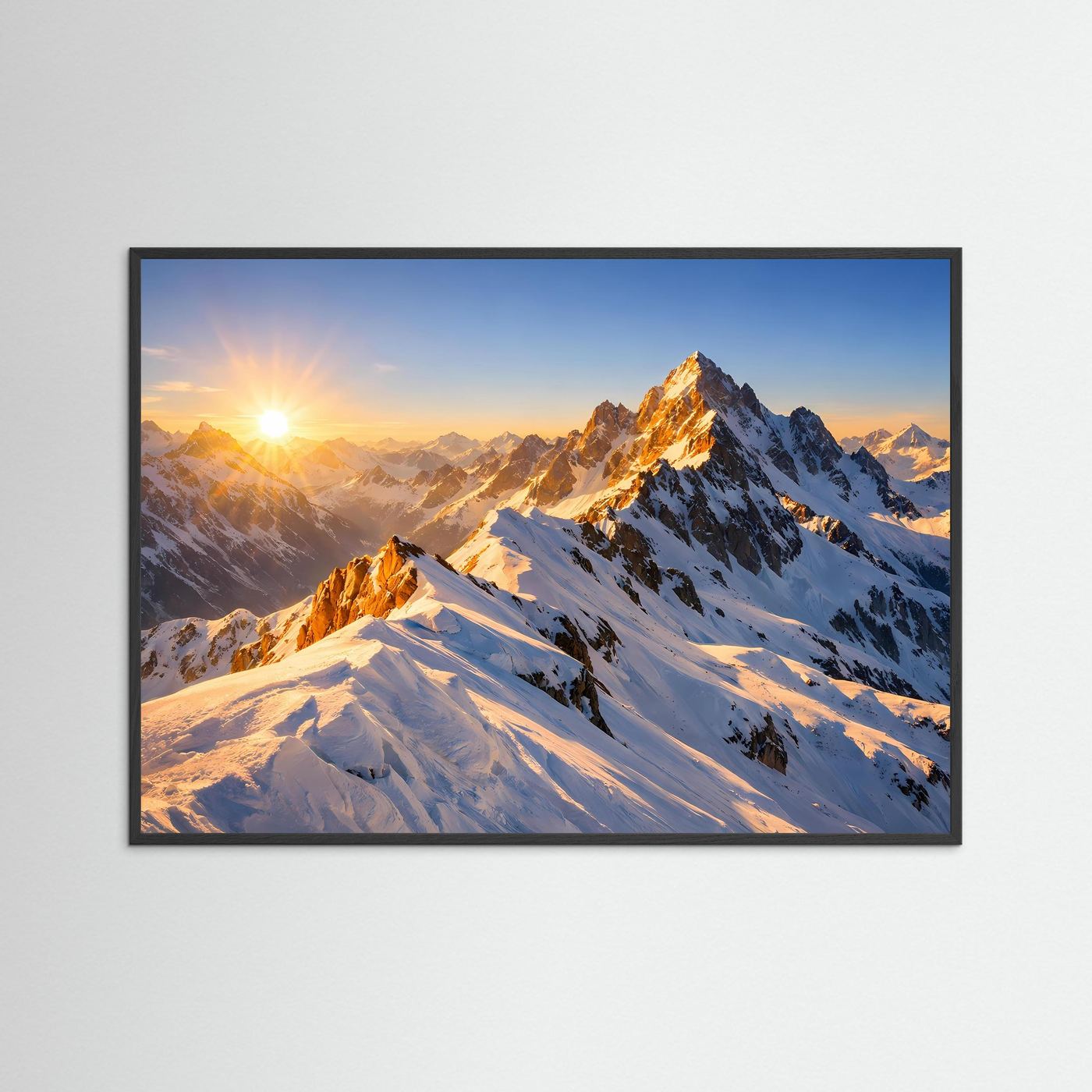 Querformatiges Poster mit Alpenmotiv, goldene Morgensonne über verschneiten Bergen, schwarzer Rahmen.