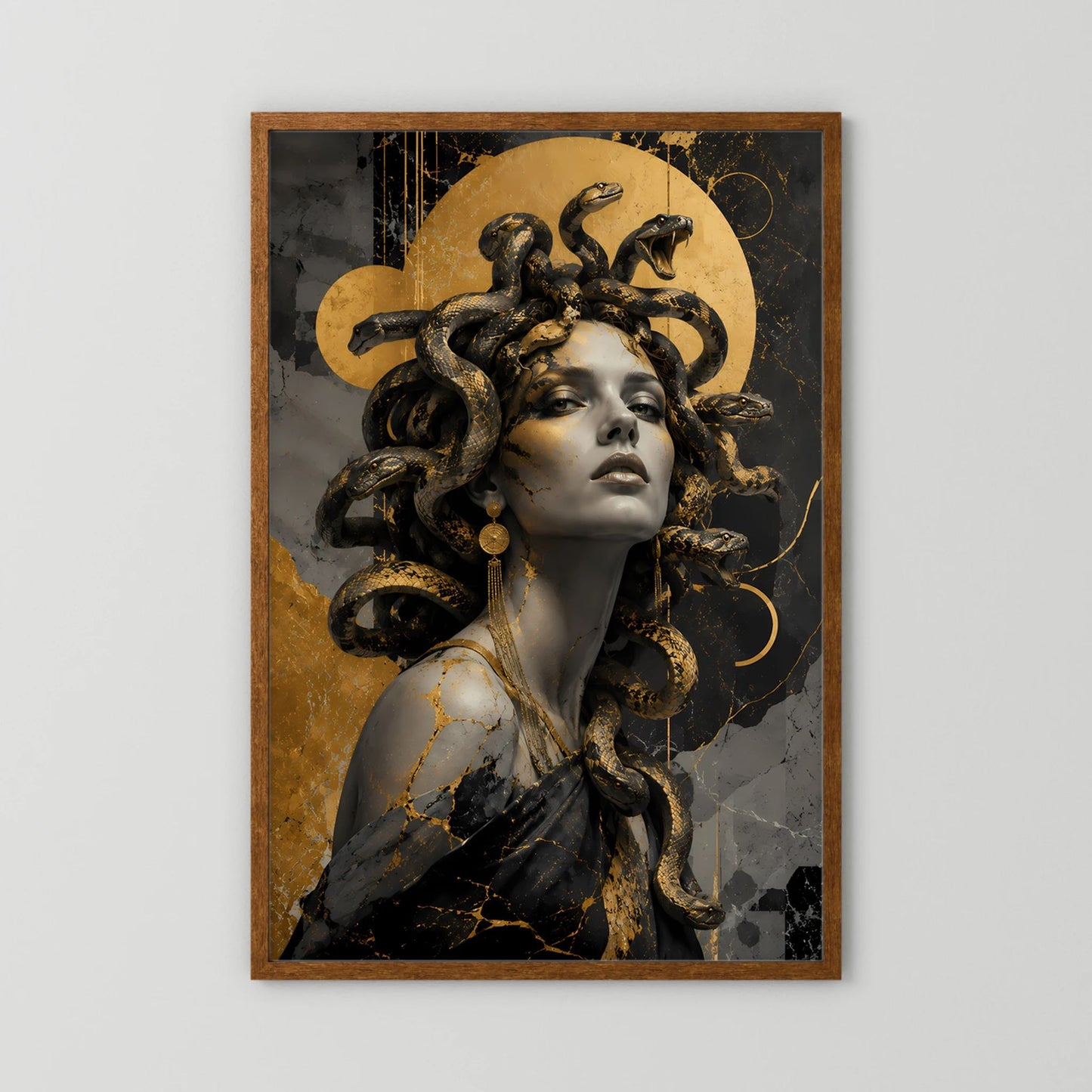 Medusa in Schwarz und Gold | Mystische Frau mit Schlangen | Poster Hochformat