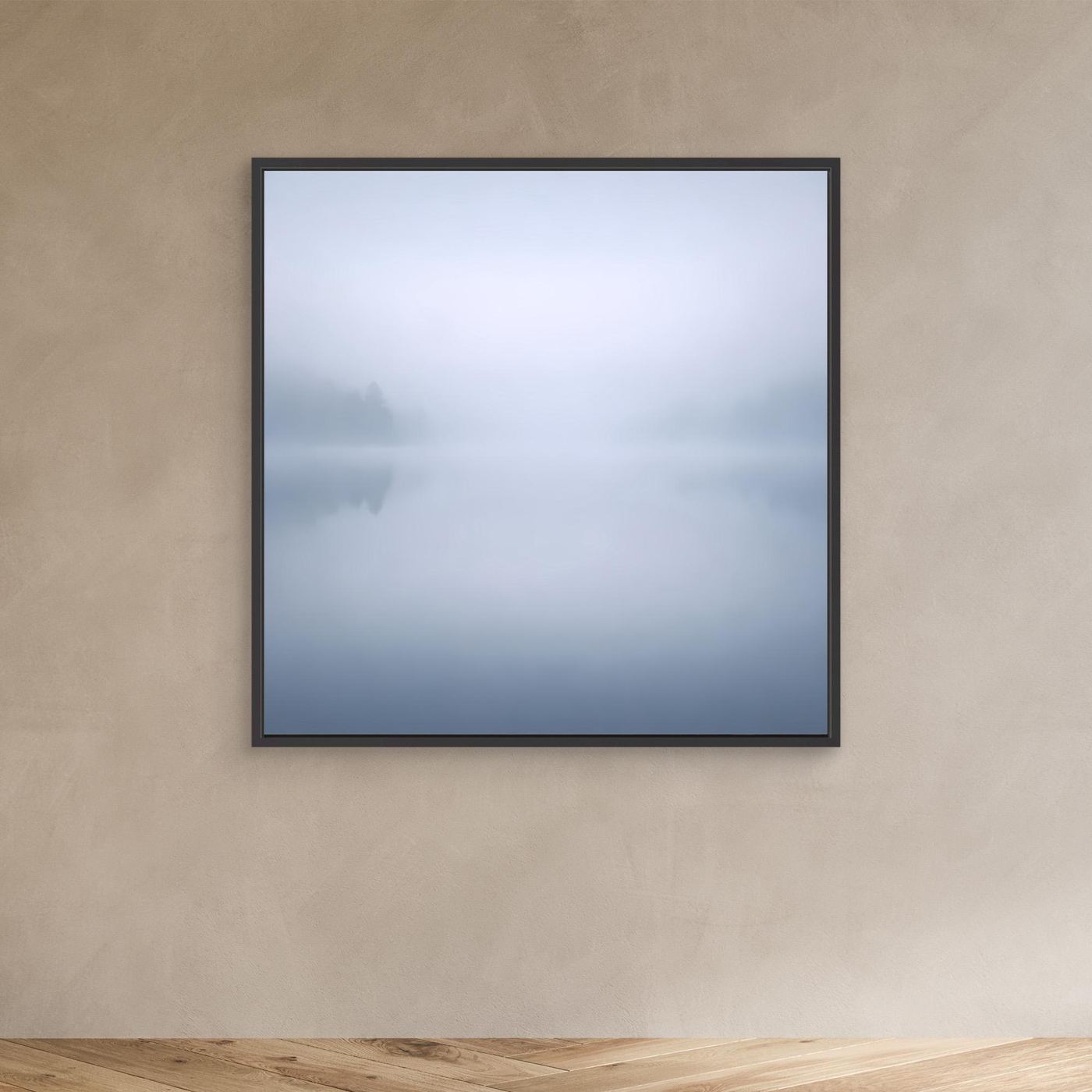 Leinwandbild mit Nebelsee-Motiv, blass blau-grau, schwarzer Rahmen