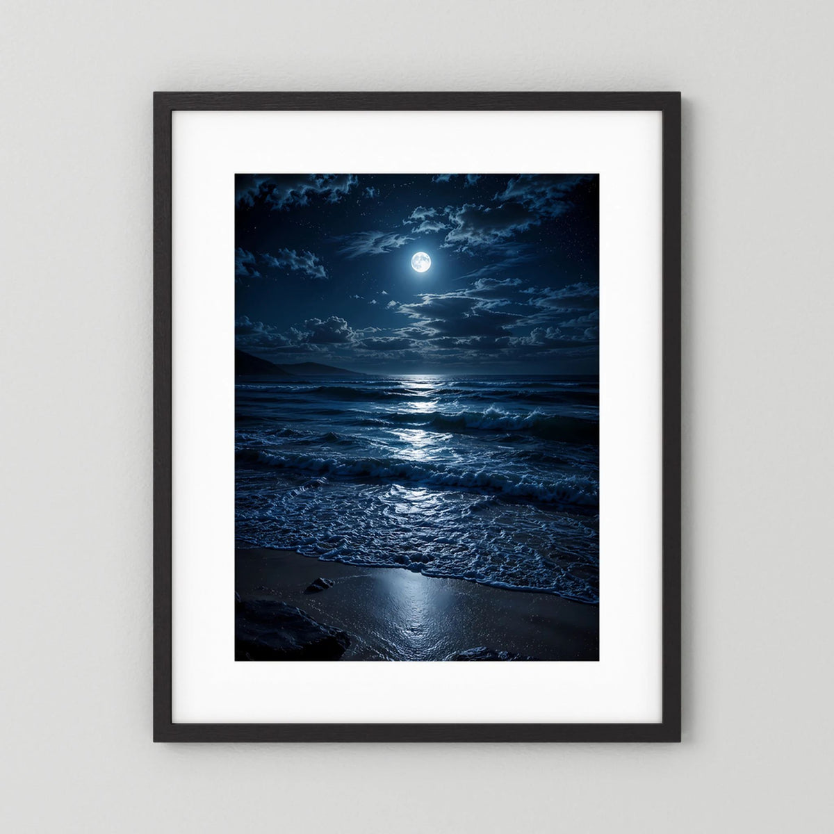Hochkant-Poster mit Mond über dem Meer, blaue Nachtküste im schwarzen Rahmen mit weißem Rand