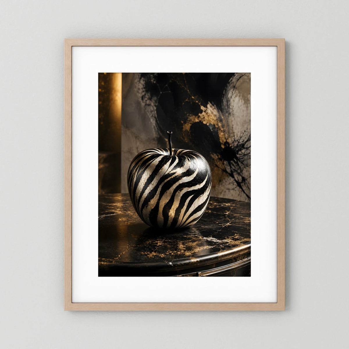 Kunstposter mit zebra-gestreiftem Apfel im beigen Holzrahmen mit weißem Rand