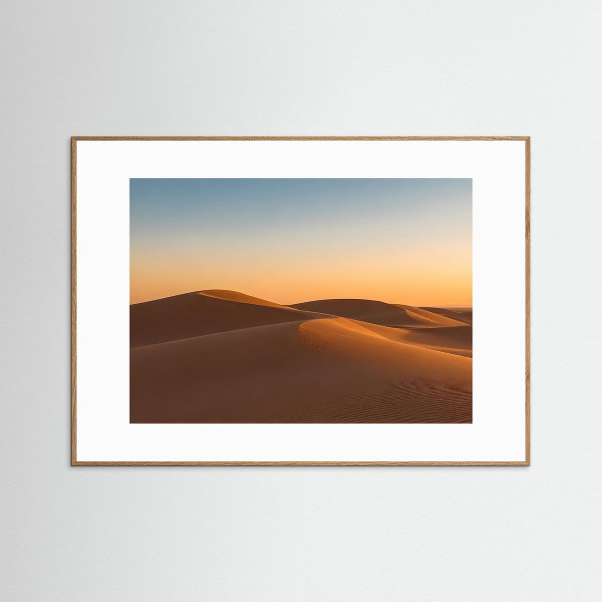 Querformat-Poster mit Wüstenlandschaft im Abendlicht, heller Holzrahmen