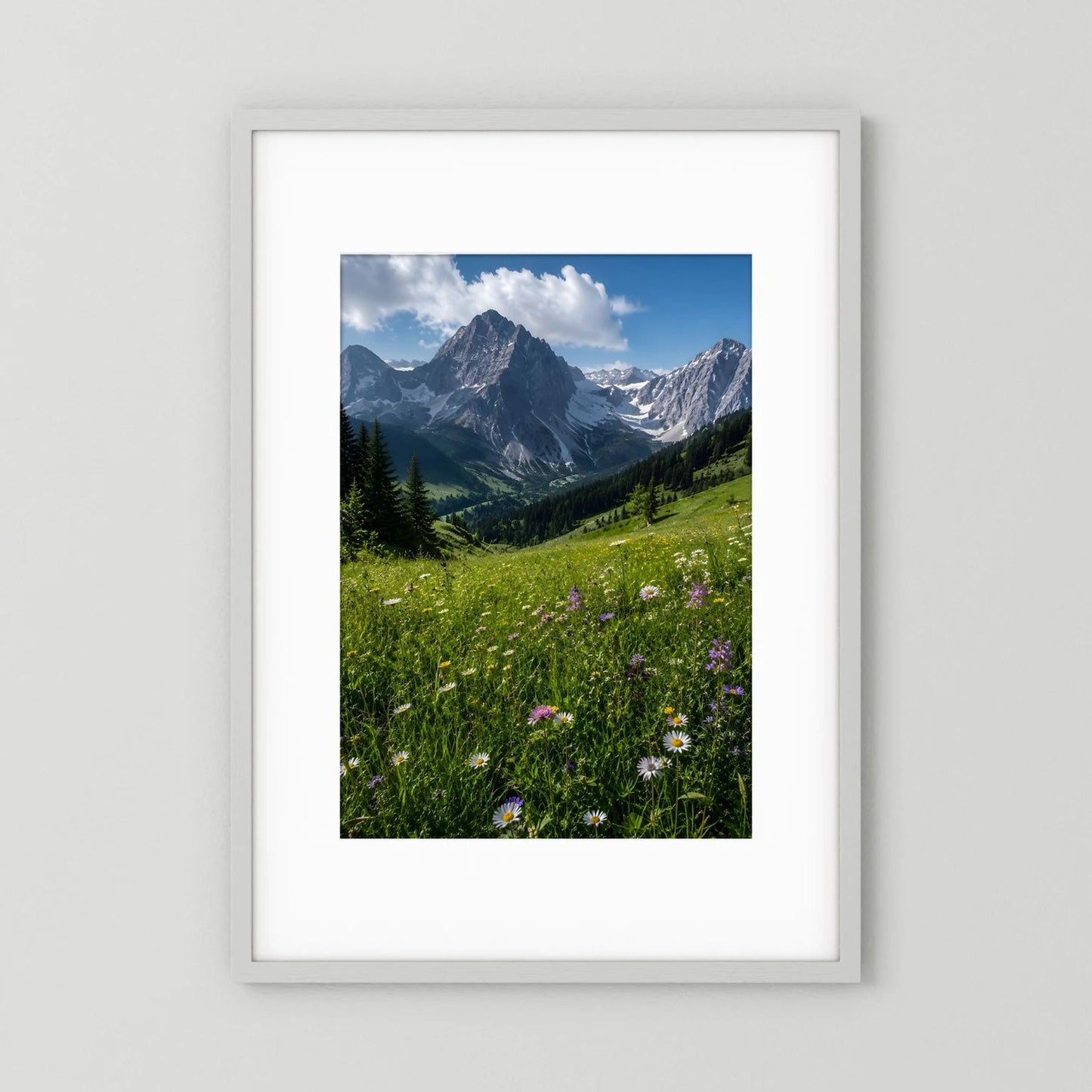 Wandbild im Hochformat mit alpiner Landschaft und Wildblumen, heller Rahmen