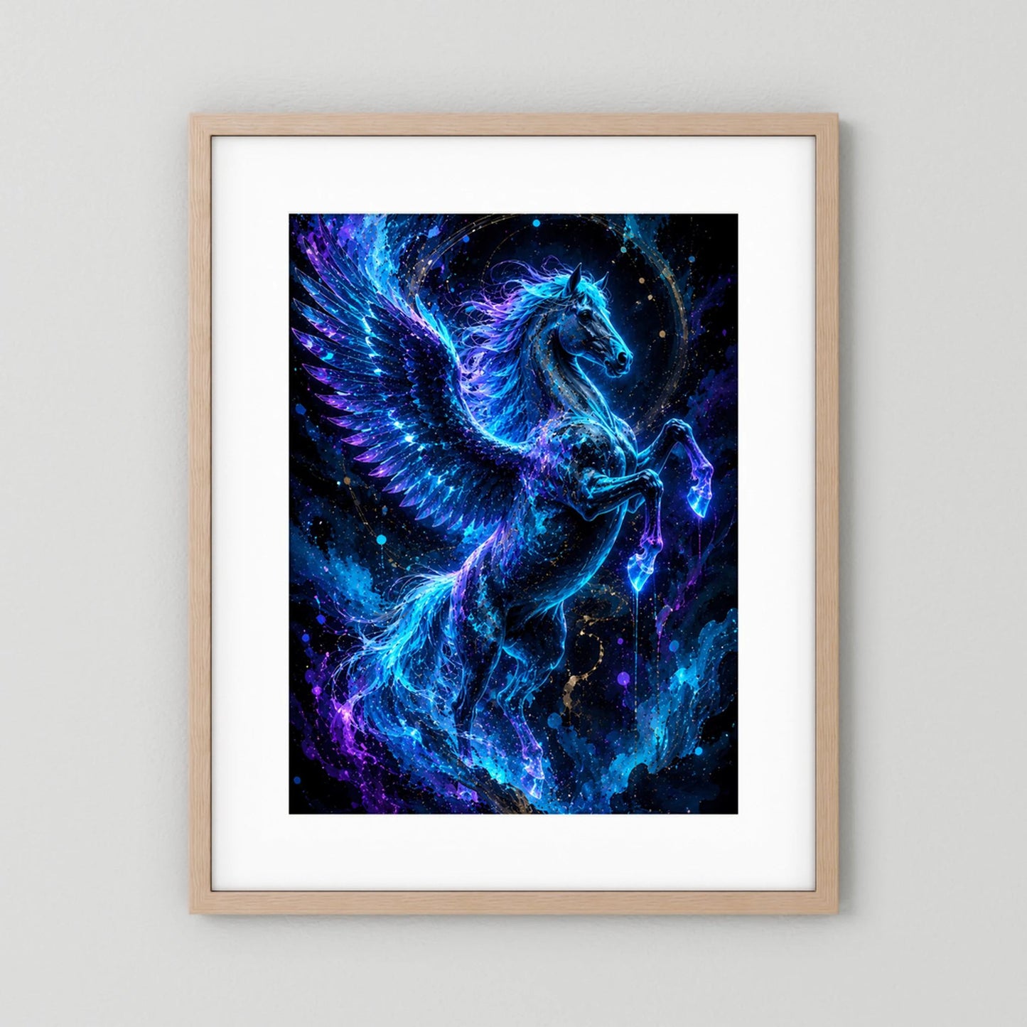 Hochformatiges Pegasus-Poster im Holzrahmen mit weißem Passepartout und blau leuchtendem Pegasus