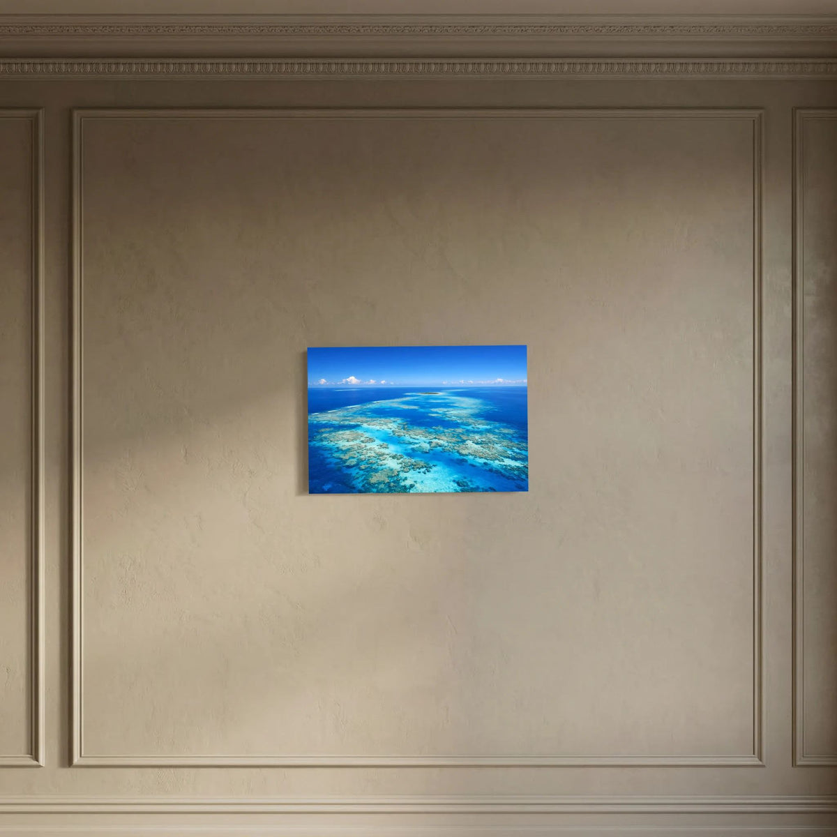 Wandbild Korallenmeer im Panorama: blaues Meer, türkisfarbene Riffe und Horizontlinie