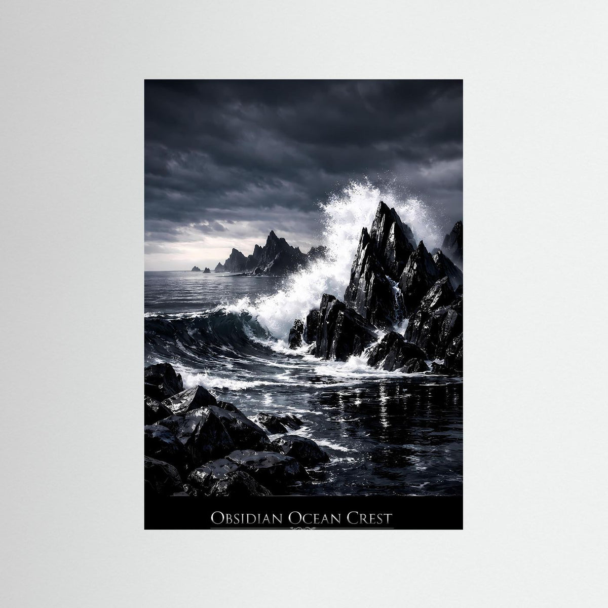 Naturposter im Hochformat: dunkle Felsküste mit Brandung und Nebel, schwarzer Rand