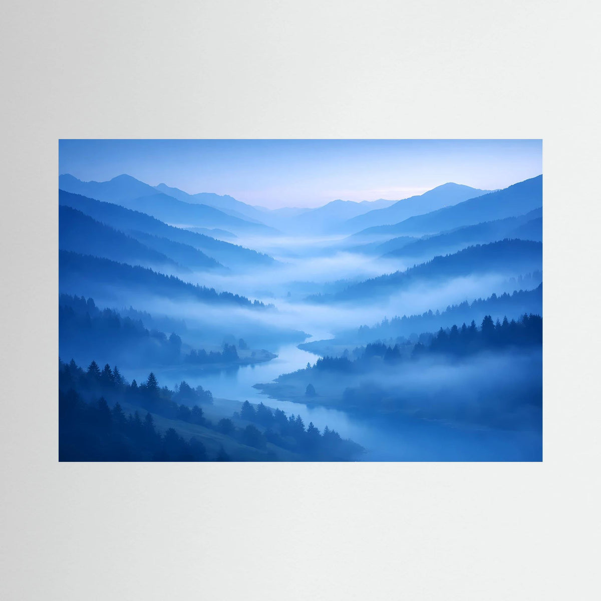 Poster im Querformat mit blauem Nebeltal und Bergsilhouetten