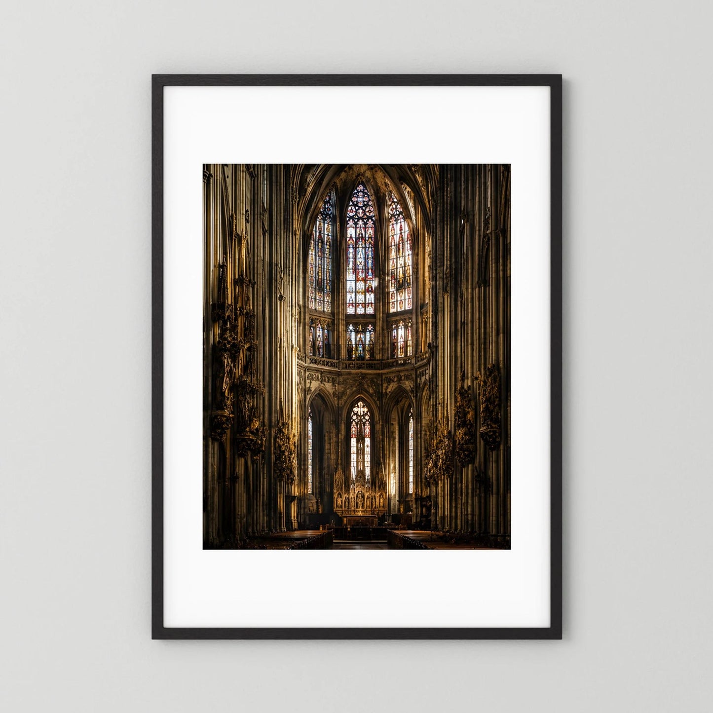 Gerahmtes Kunstposter: gotischer Kircheninnenraum mit Buntglasfenster, schwarzer Rahmen