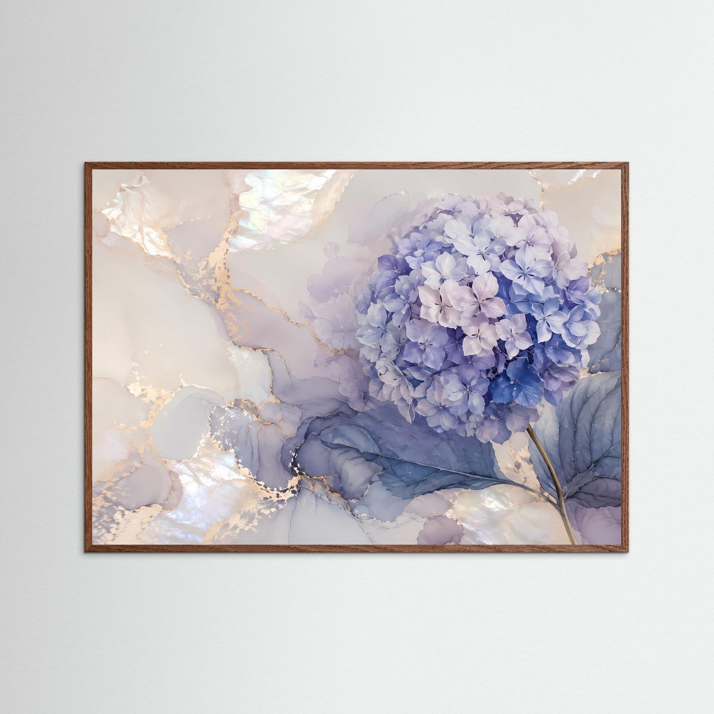 Gerahmtes Wandbild mit blauen Hortensienblüten, perlmuttfarbenem Marmormotiv im dunklen Eichenrahmen