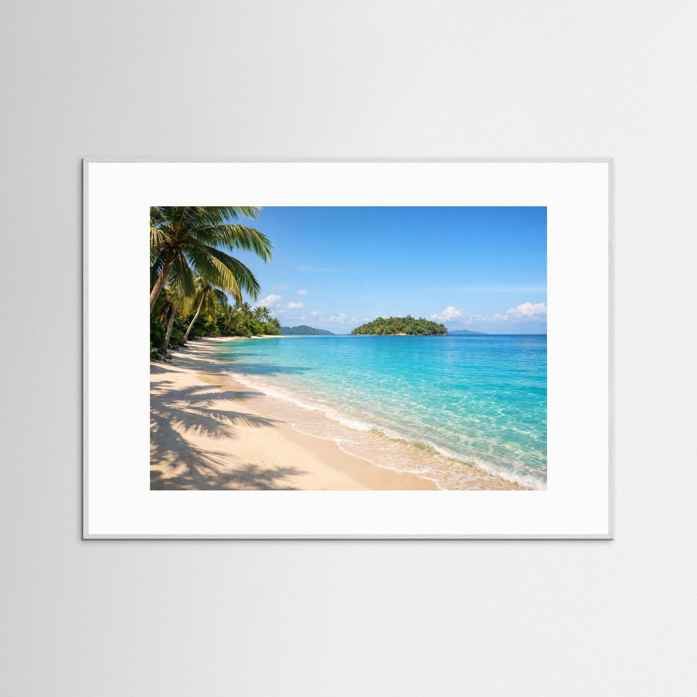 Strandposter im weißen Rahmen: Palmen am Sandstrand, türkisblaues Meer und Insel