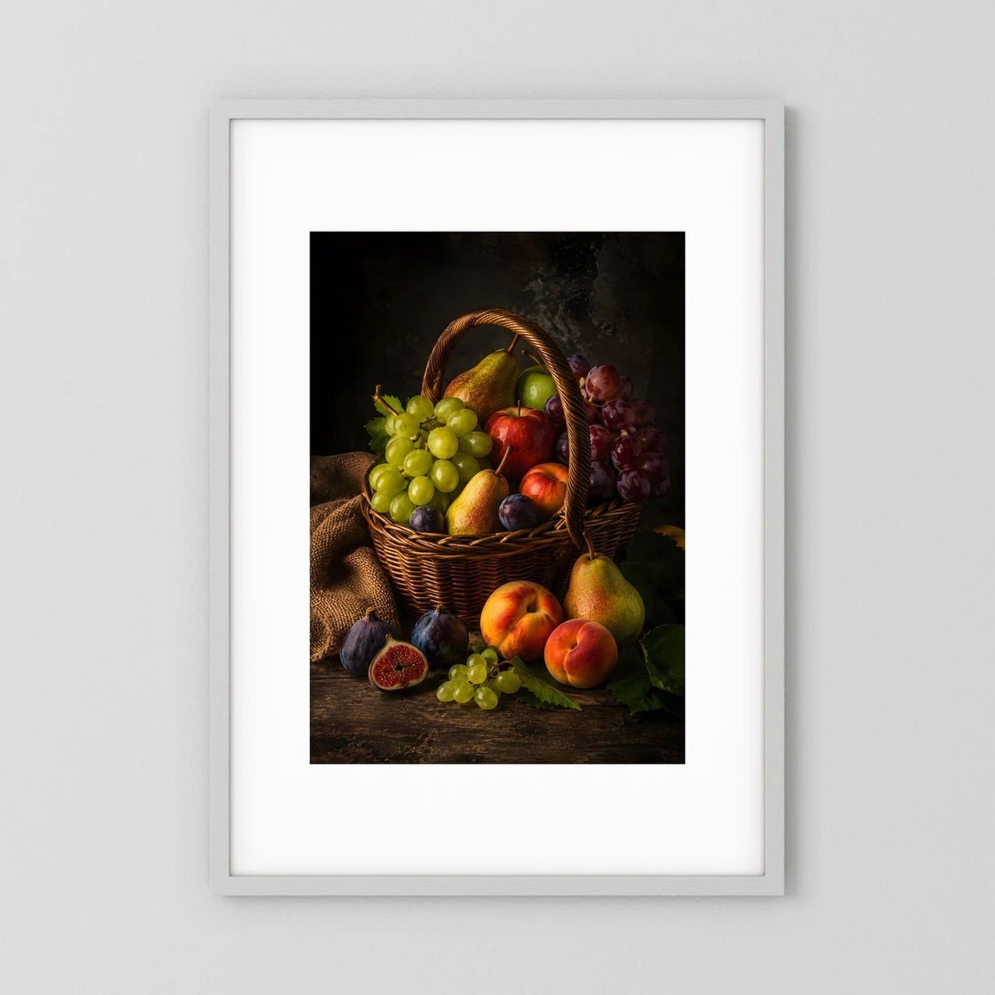 Gerahmtes Poster mit Obststillleben: Korb mit Trauben, Äpfeln und Feigen
