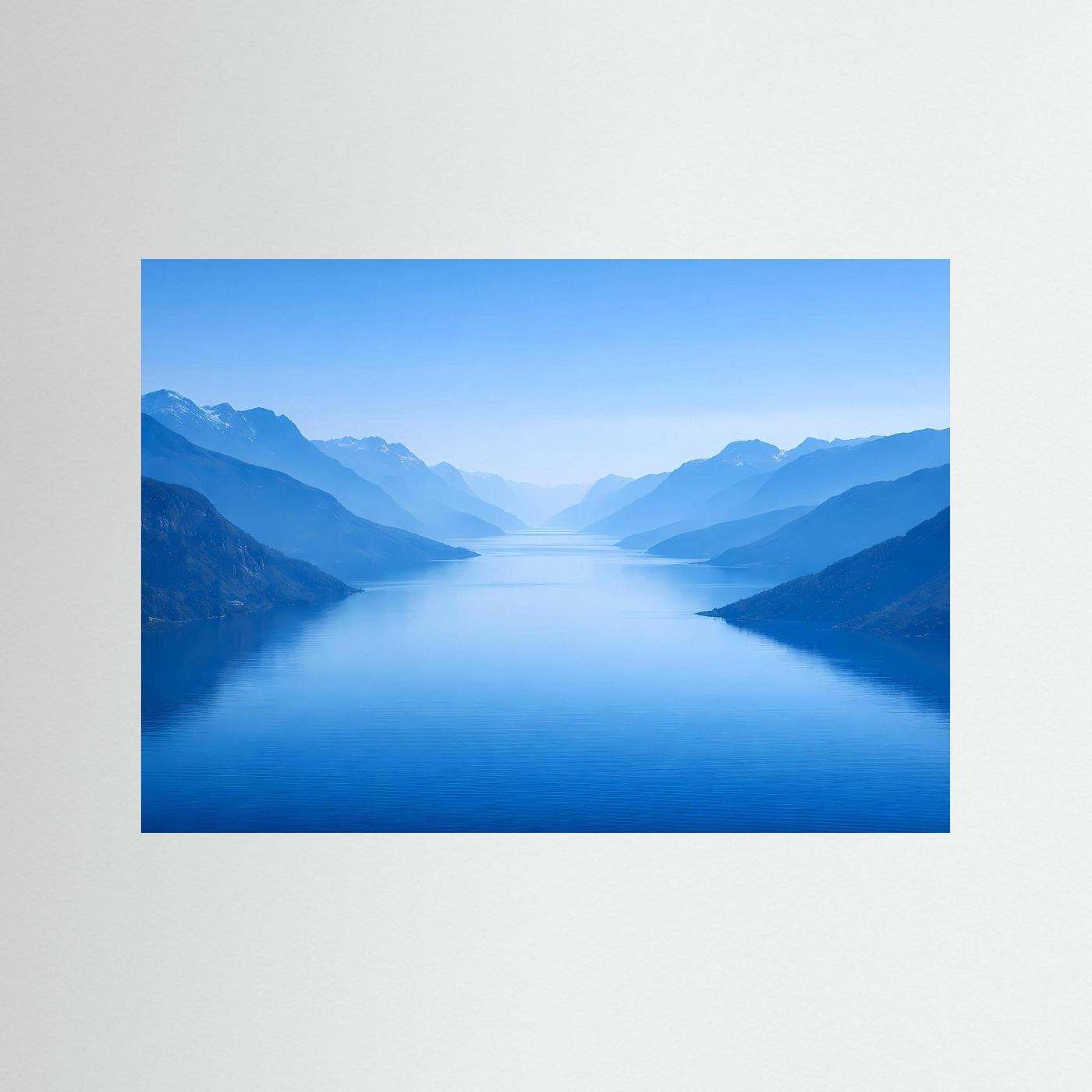Querformatiges Naturposter mit blauem Fjord und Wasser im weichen, ruhigen Licht
