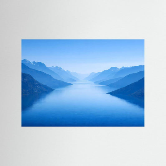 Querformatiges Naturposter mit blauem Fjord und Wasser im weichen, ruhigen Licht